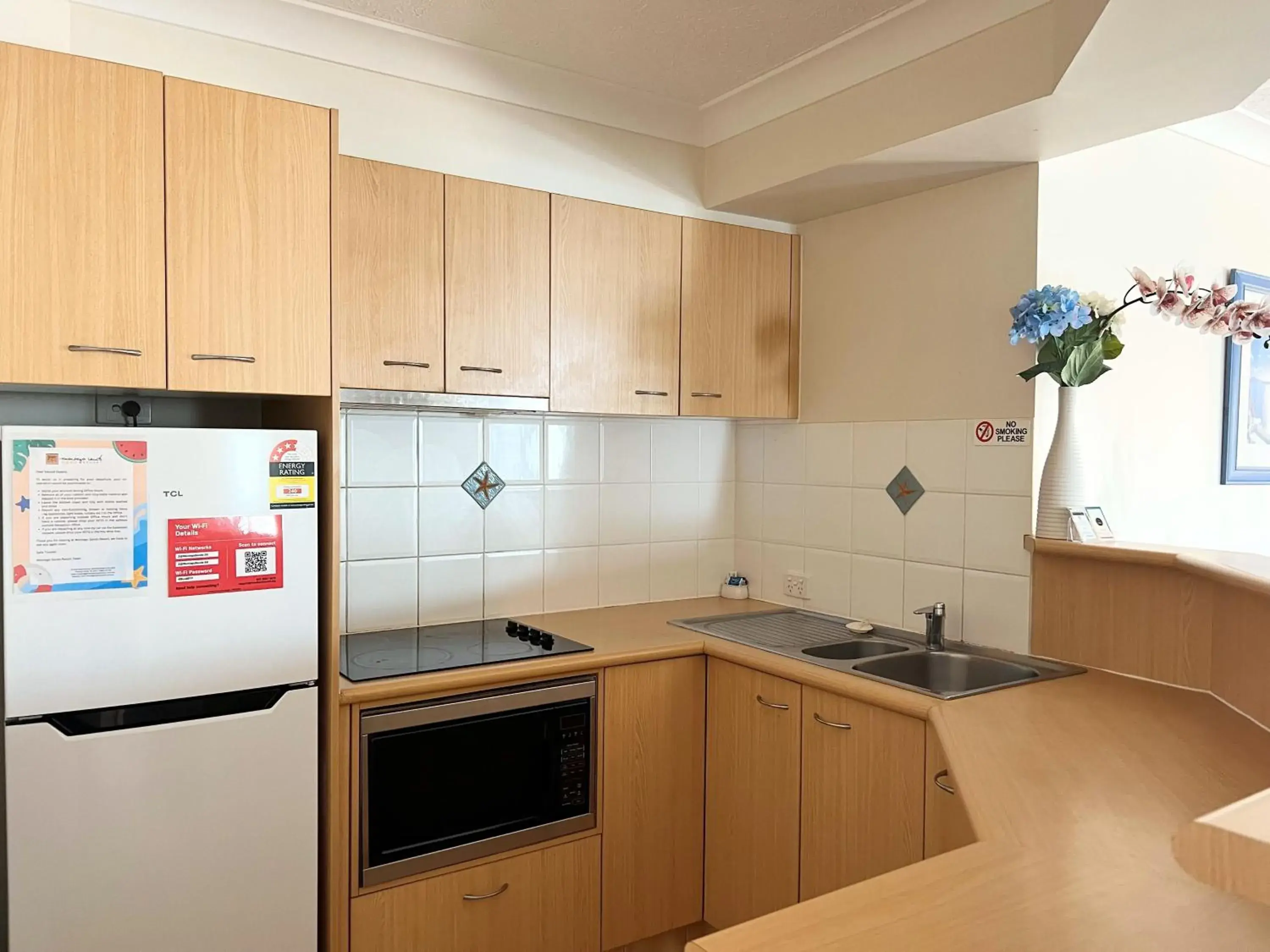 minibar, Kitchen/Kitchenette in Montego Sands Resort