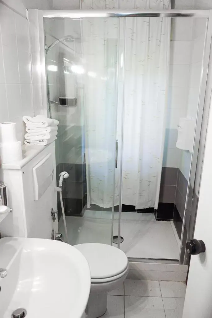 Bathroom in Hotel Letizia