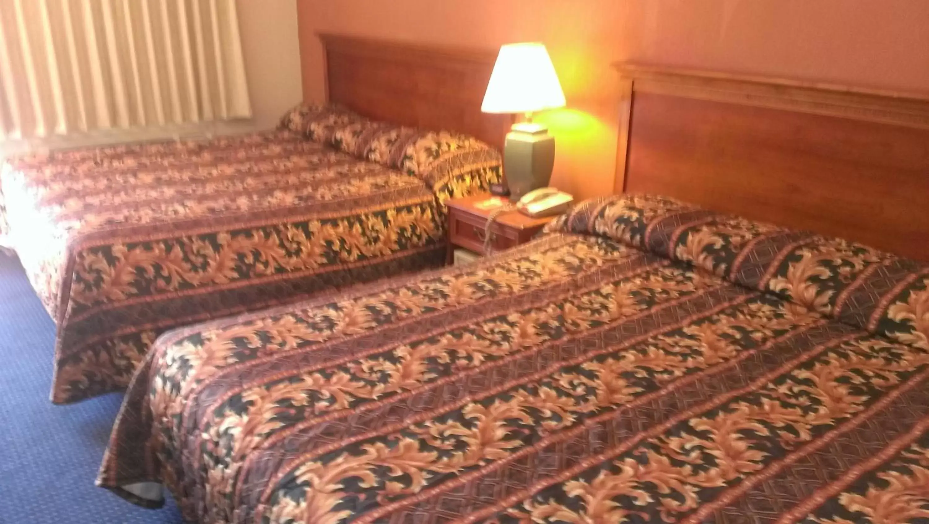 Bed in Red Carpet Inn Norwalk