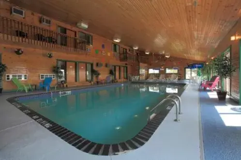 Swimming Pool in Americas Best Value Inn - Duluth Spirit Mountain Inn