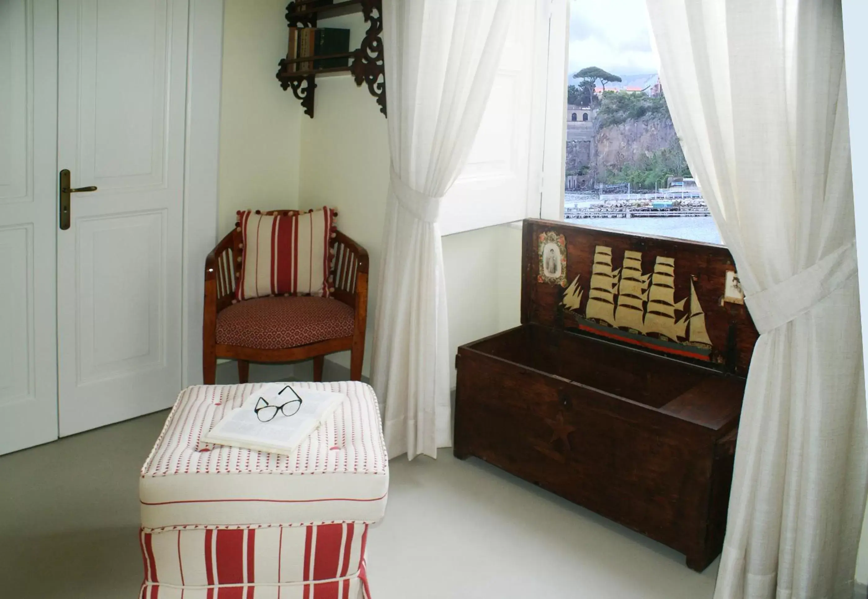 Decorative detail, Seating Area in Yacht Club Capo Cervo Suites B&B