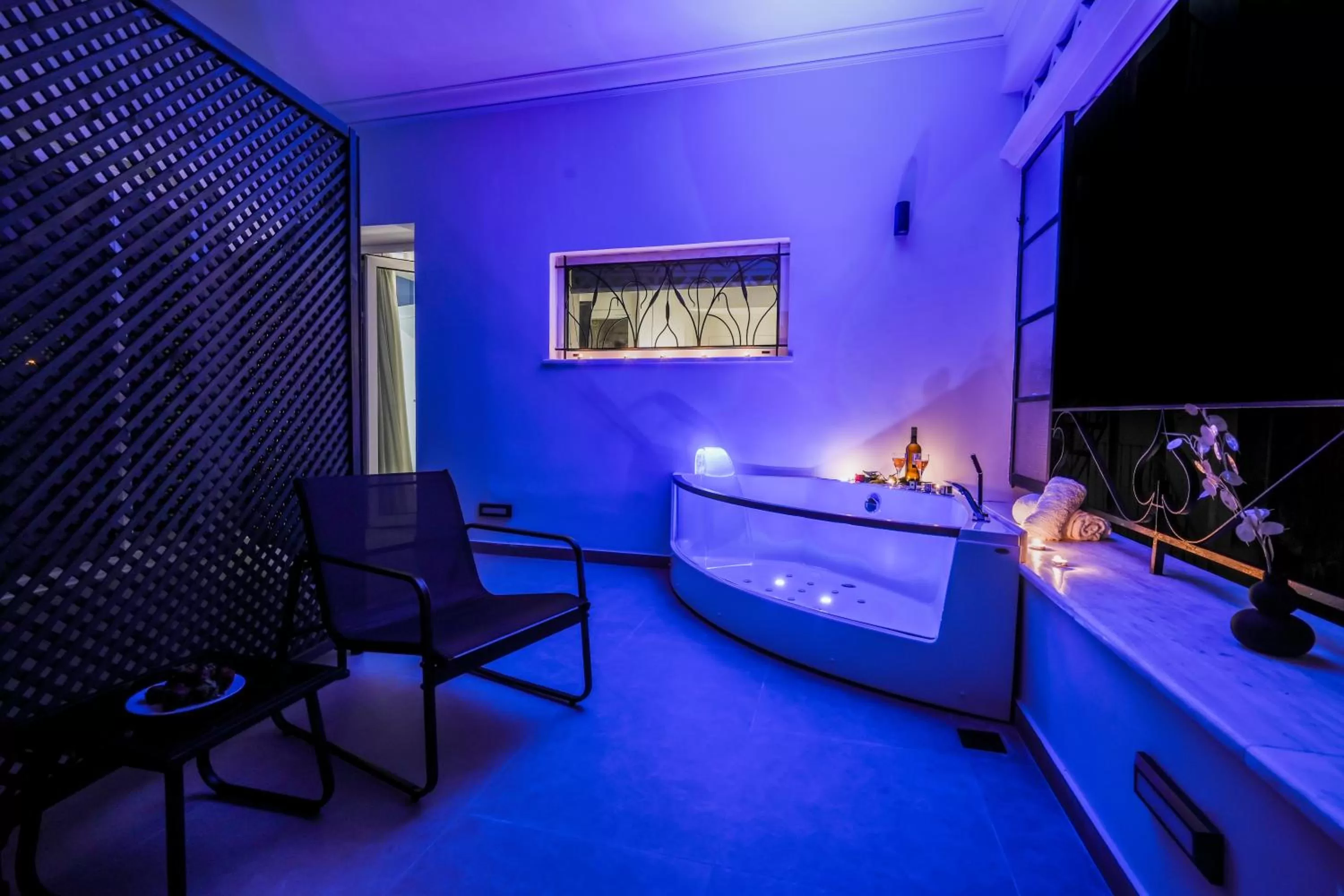 Hot Tub in CASA DIVINUS SUITES