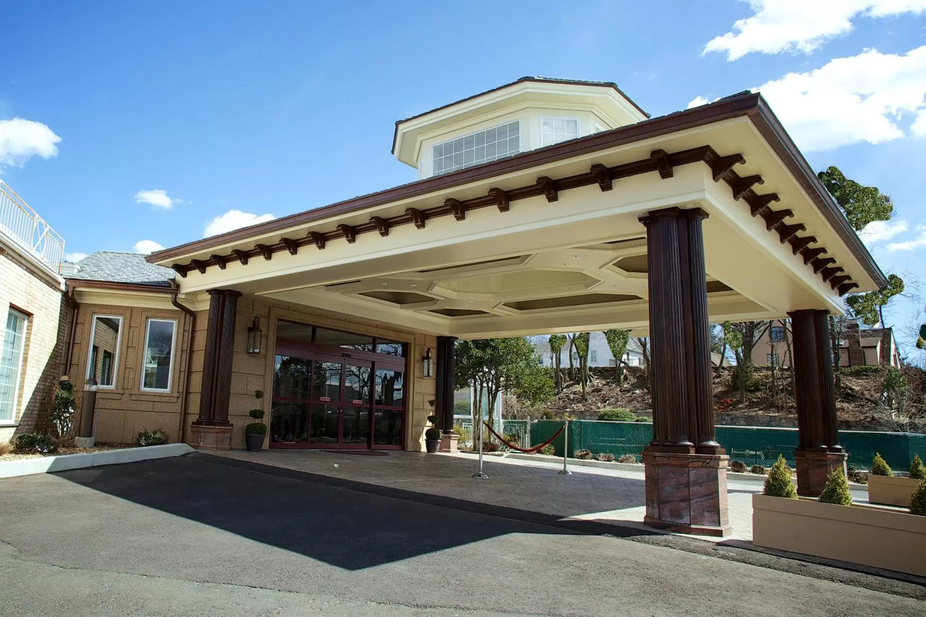 Facade/entrance, Property Building in Norwalk Inn & Conference Center