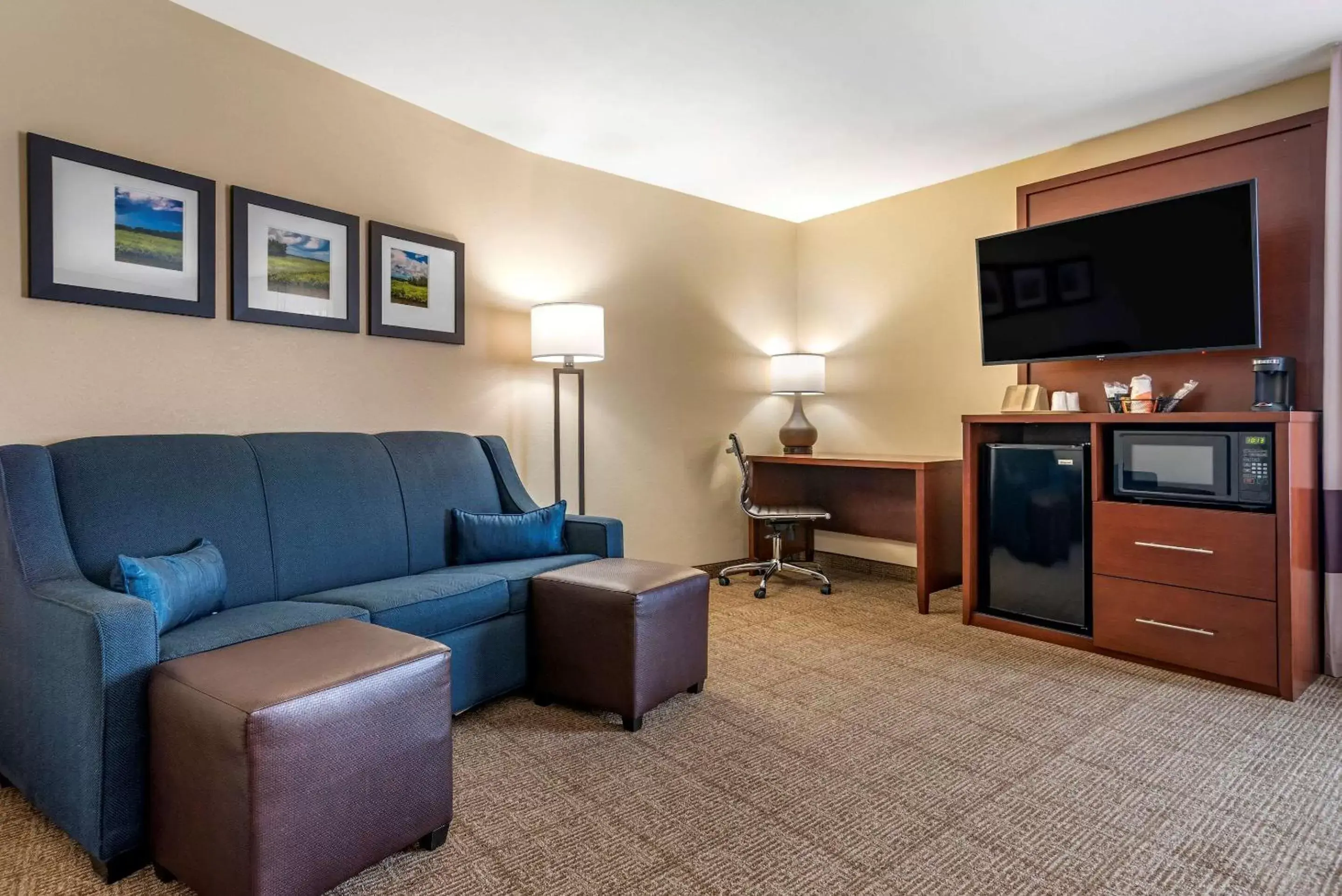Photo of the whole room, Seating Area in Comfort Suites Niceville Near Eglin Air Force Base