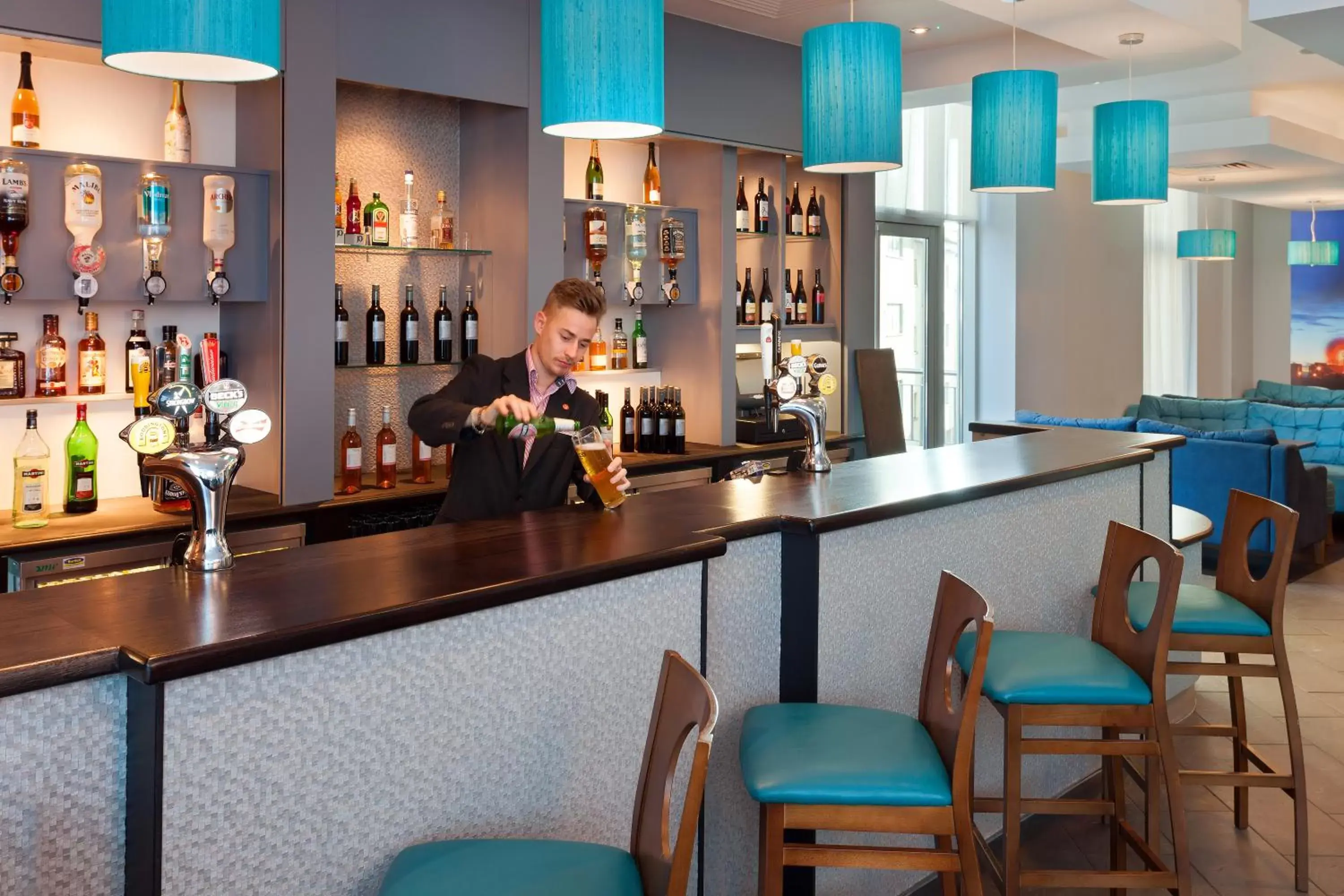 People, Lounge/Bar in Leonardo Hotel Plymouth - Formerly Jurys Inn