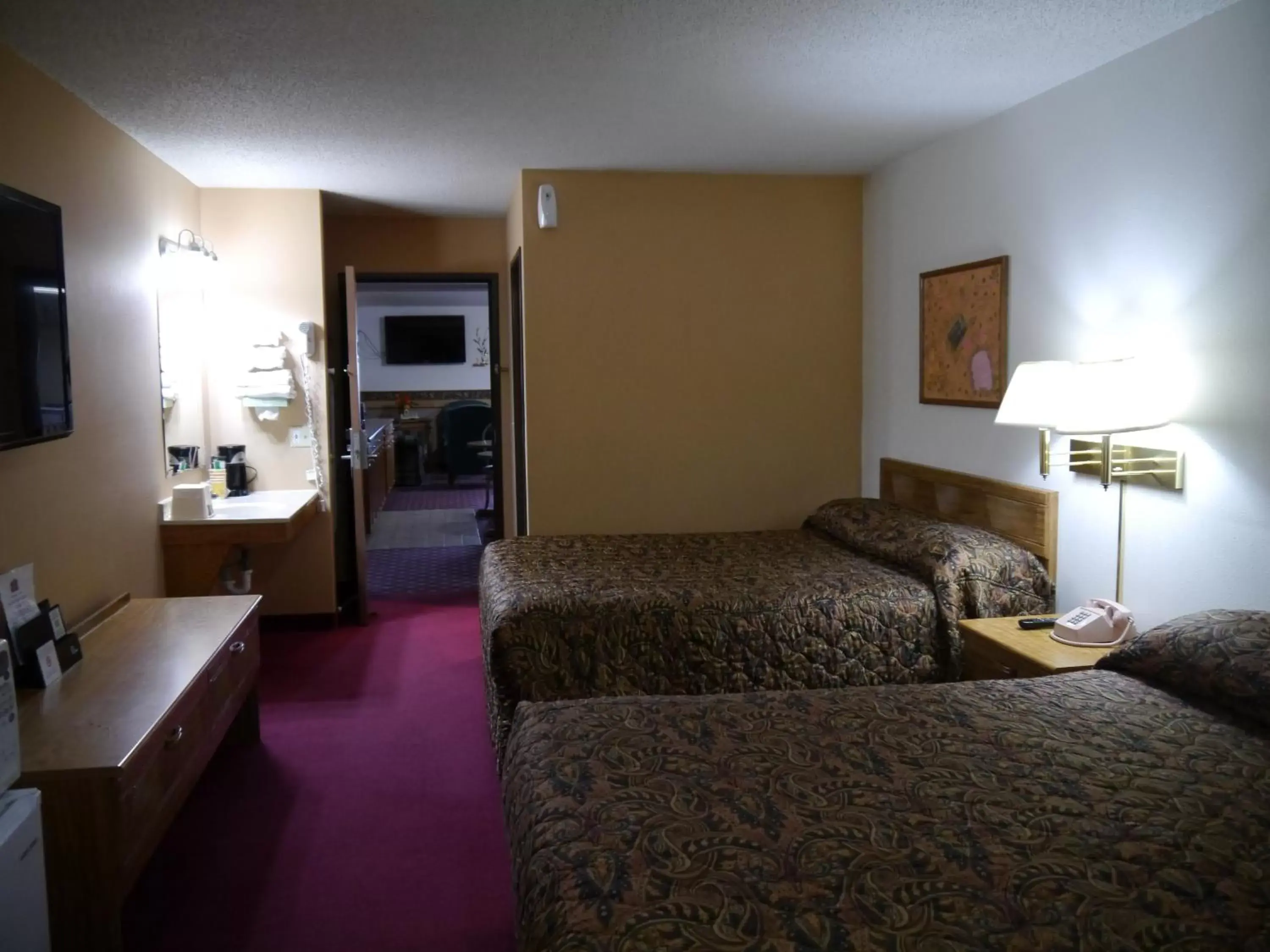 Photo of the whole room, Bed in Westwood Inn & Suites - Kimball