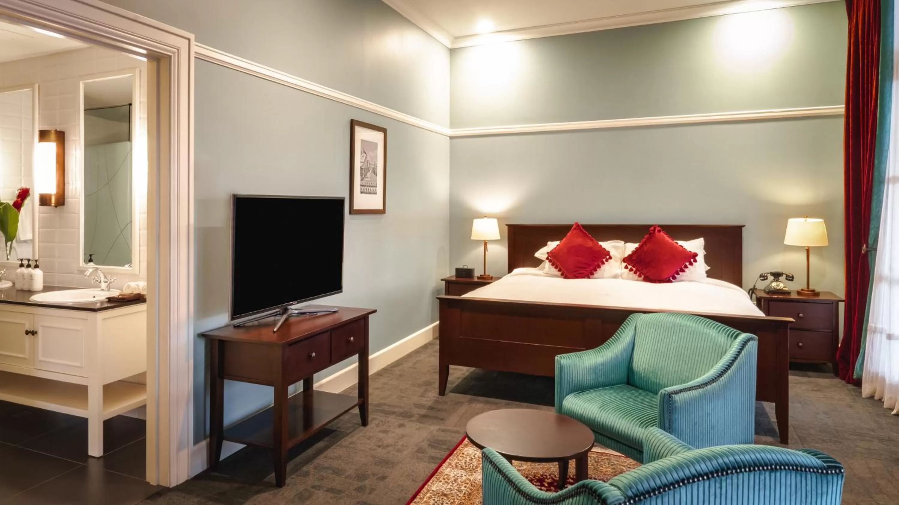 Photo of the whole room, Bed in Grand Pacific Hotel