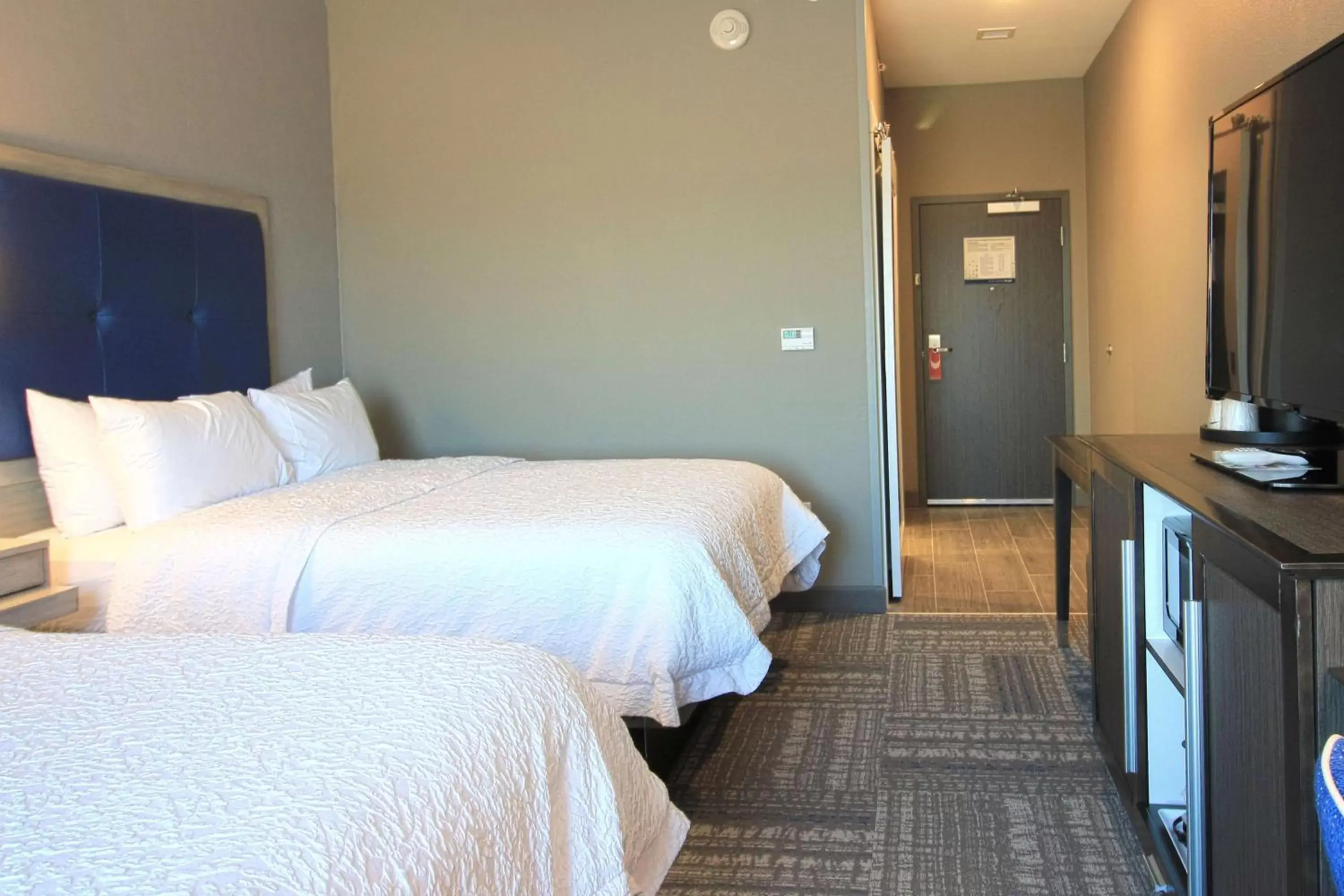 Bedroom, Bed in Hampton Inn West Plains