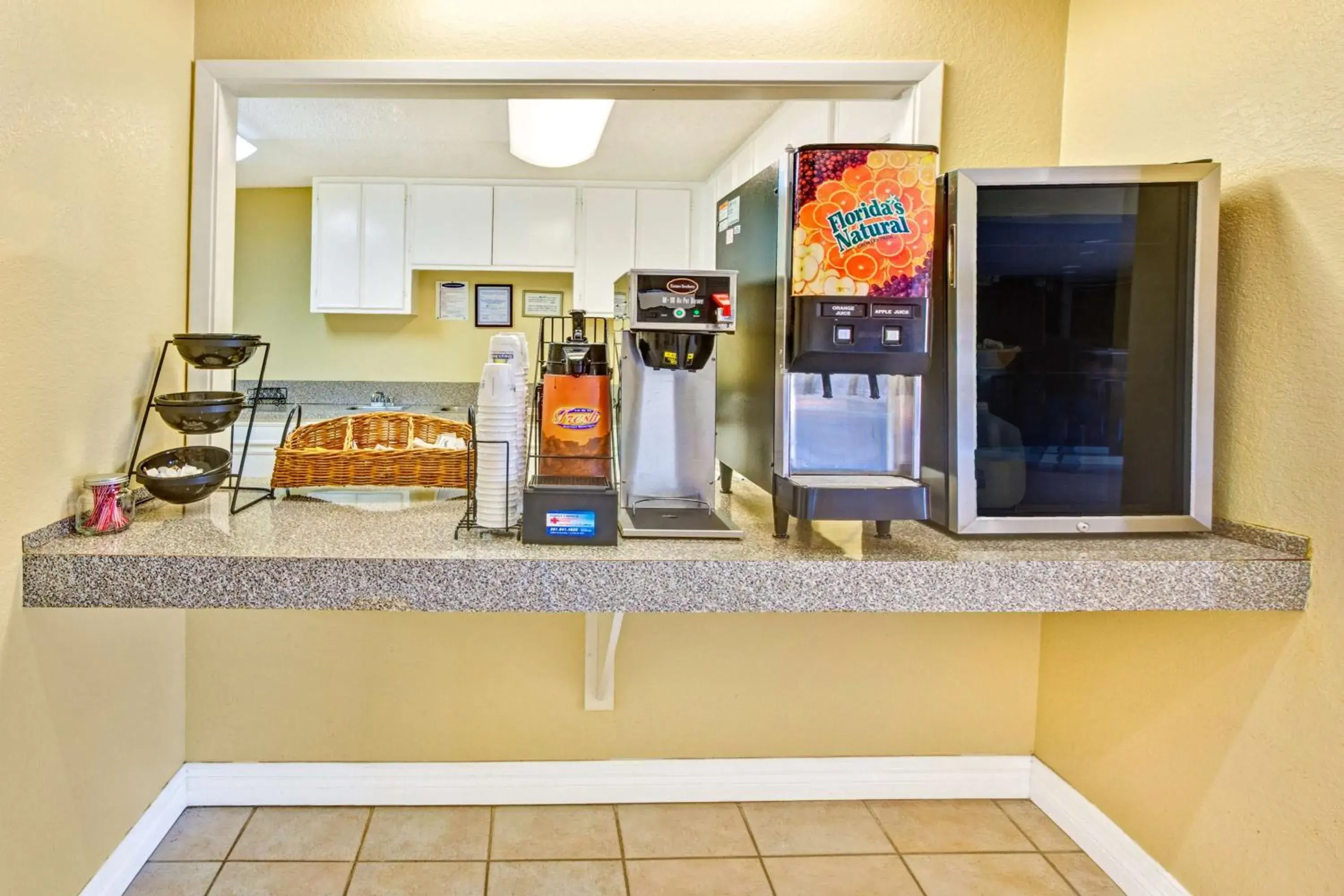 Breakfast, Kitchen/Kitchenette in Americas Best Value Inn and Suites LaPorte/Houston