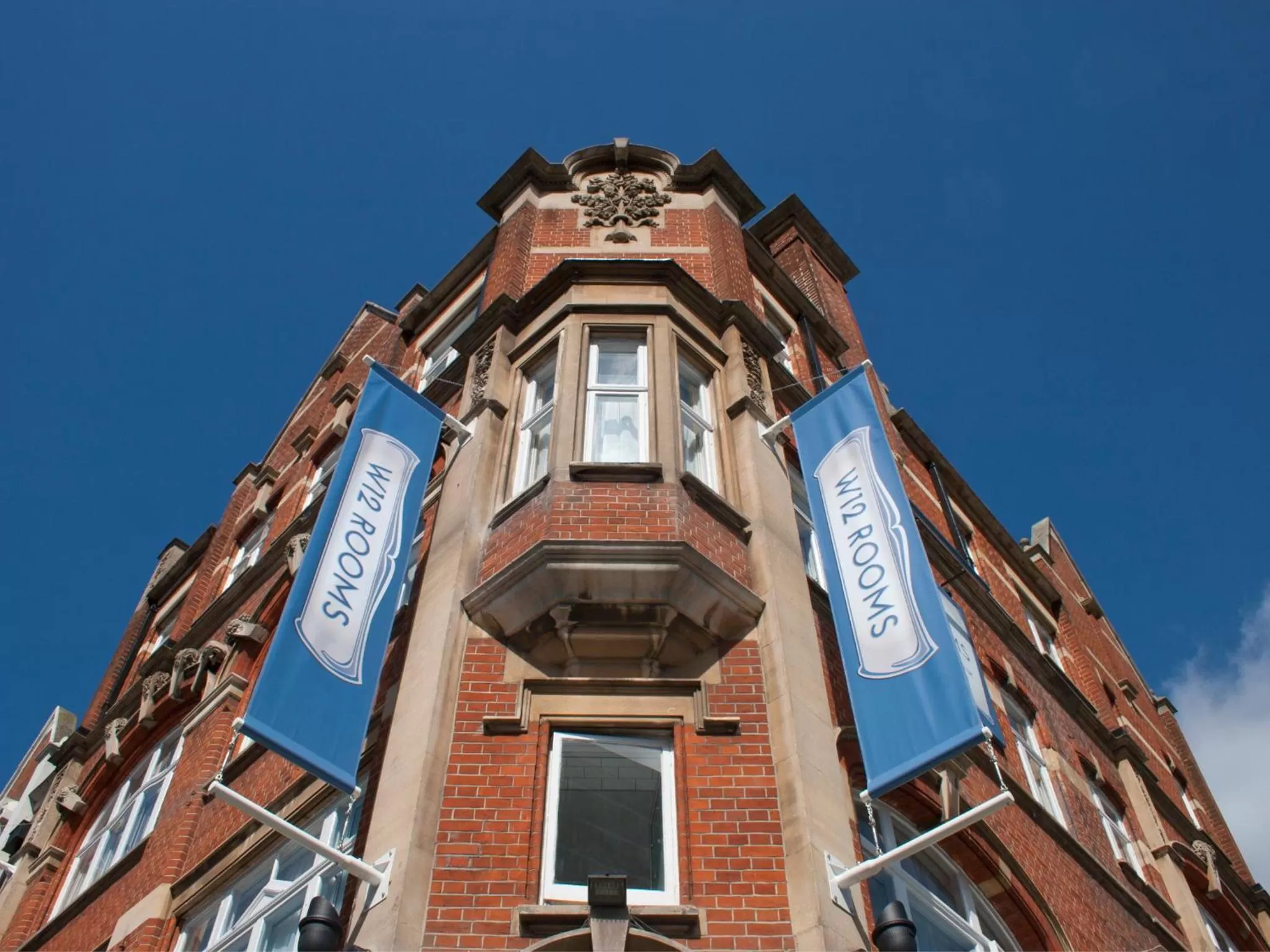 Facade/entrance in W12 Rooms