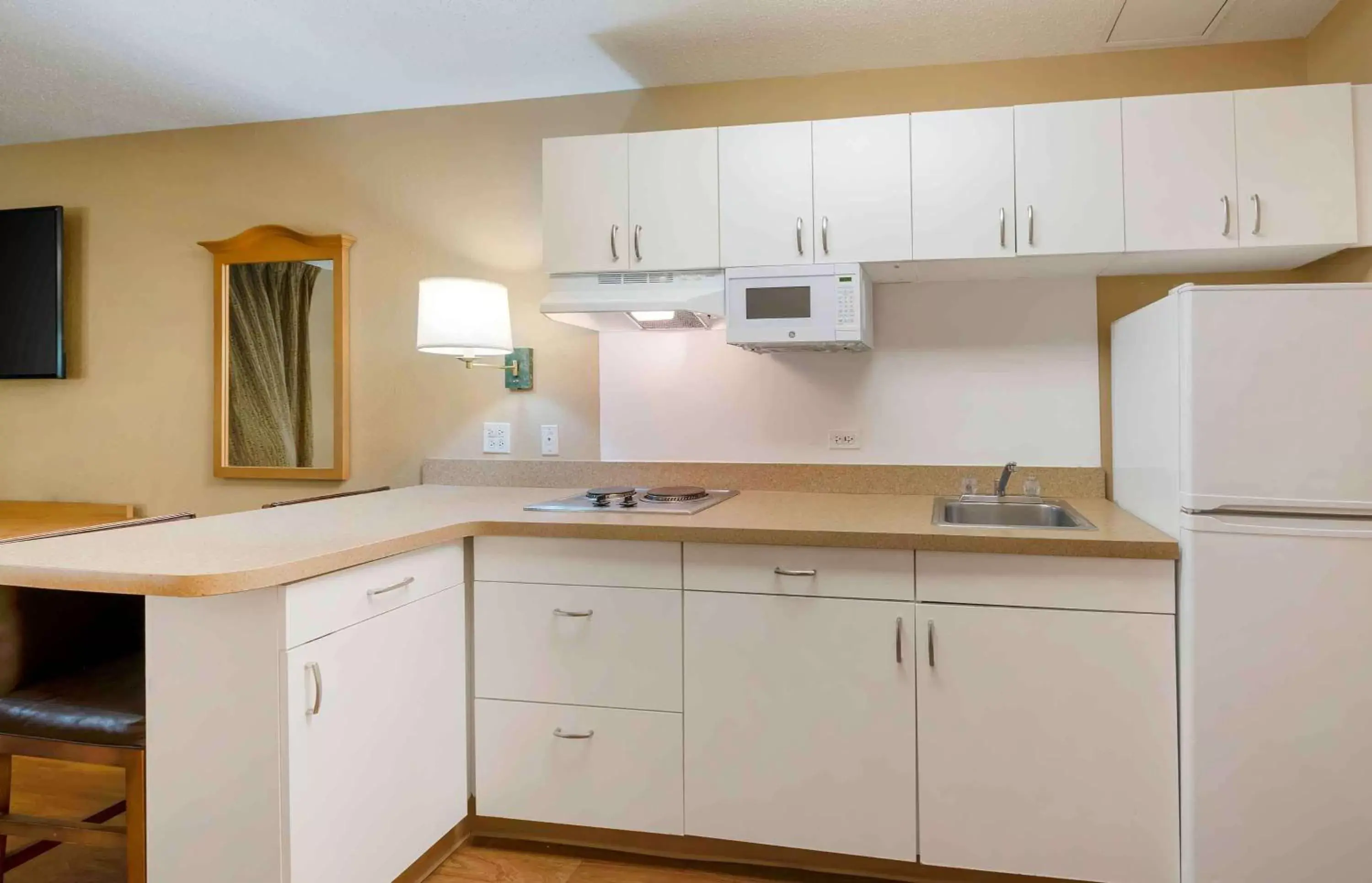 Bedroom, Kitchen/Kitchenette in Extended Stay America Suites - Chicago - Schaumburg - Convention Center