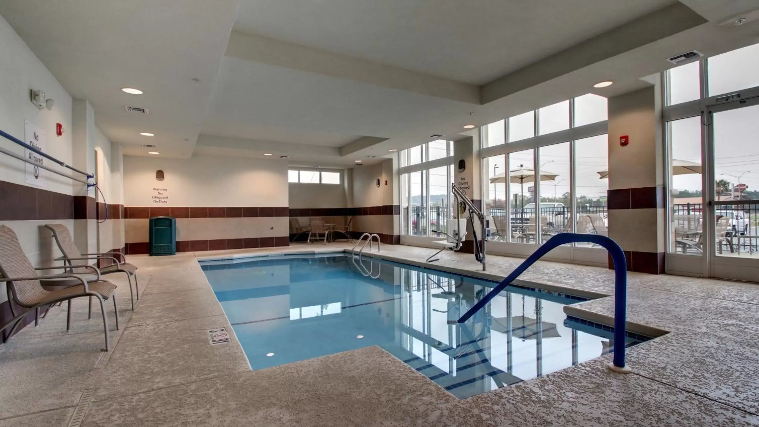 Swimming Pool in Holiday Inn Meridian East I 59 / I 20