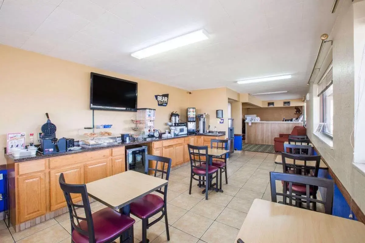 Continental breakfast, Restaurant/Places to Eat in Travelodge by Wyndham Great Bend