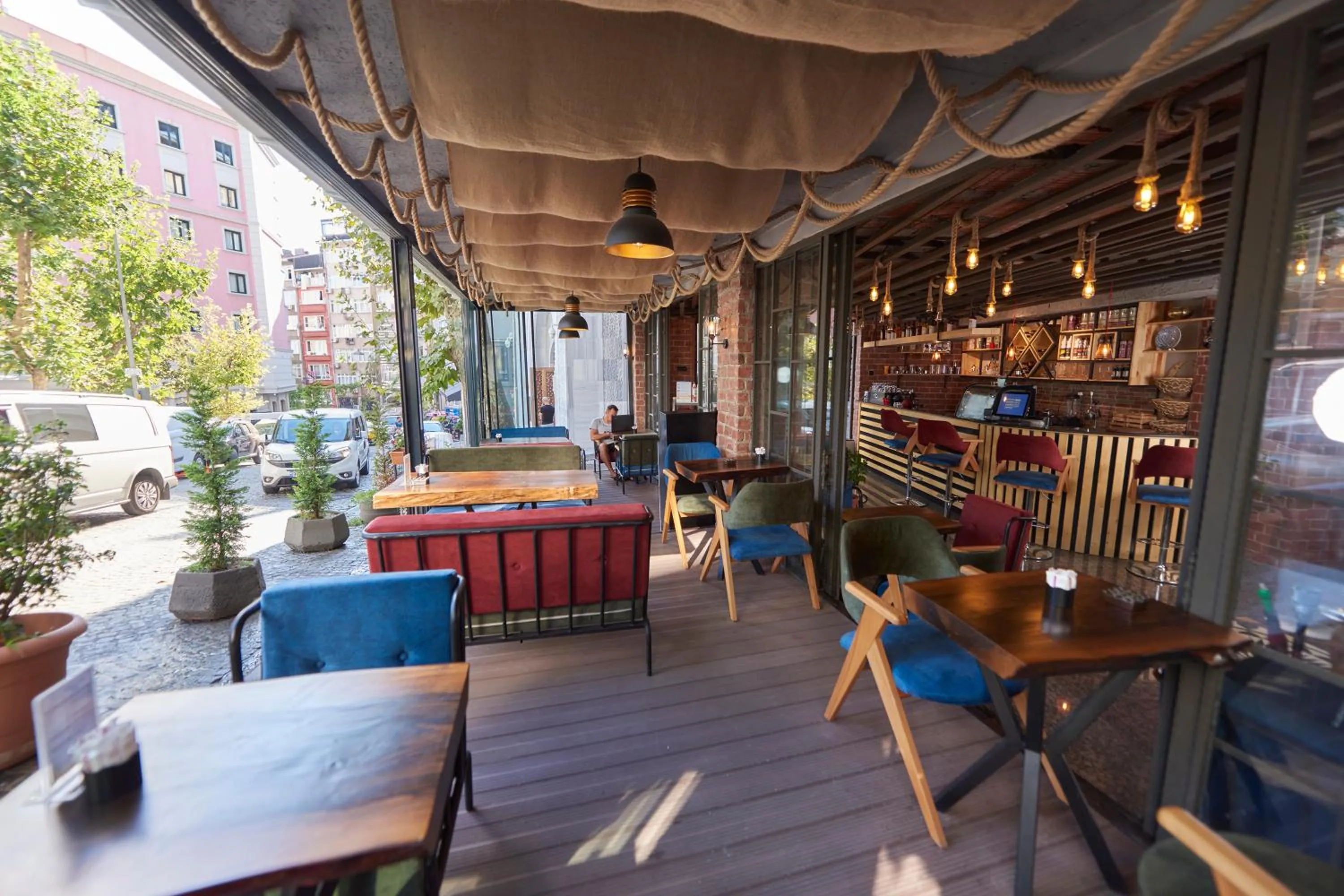 Restaurant/places to eat in Sunlight Hotel