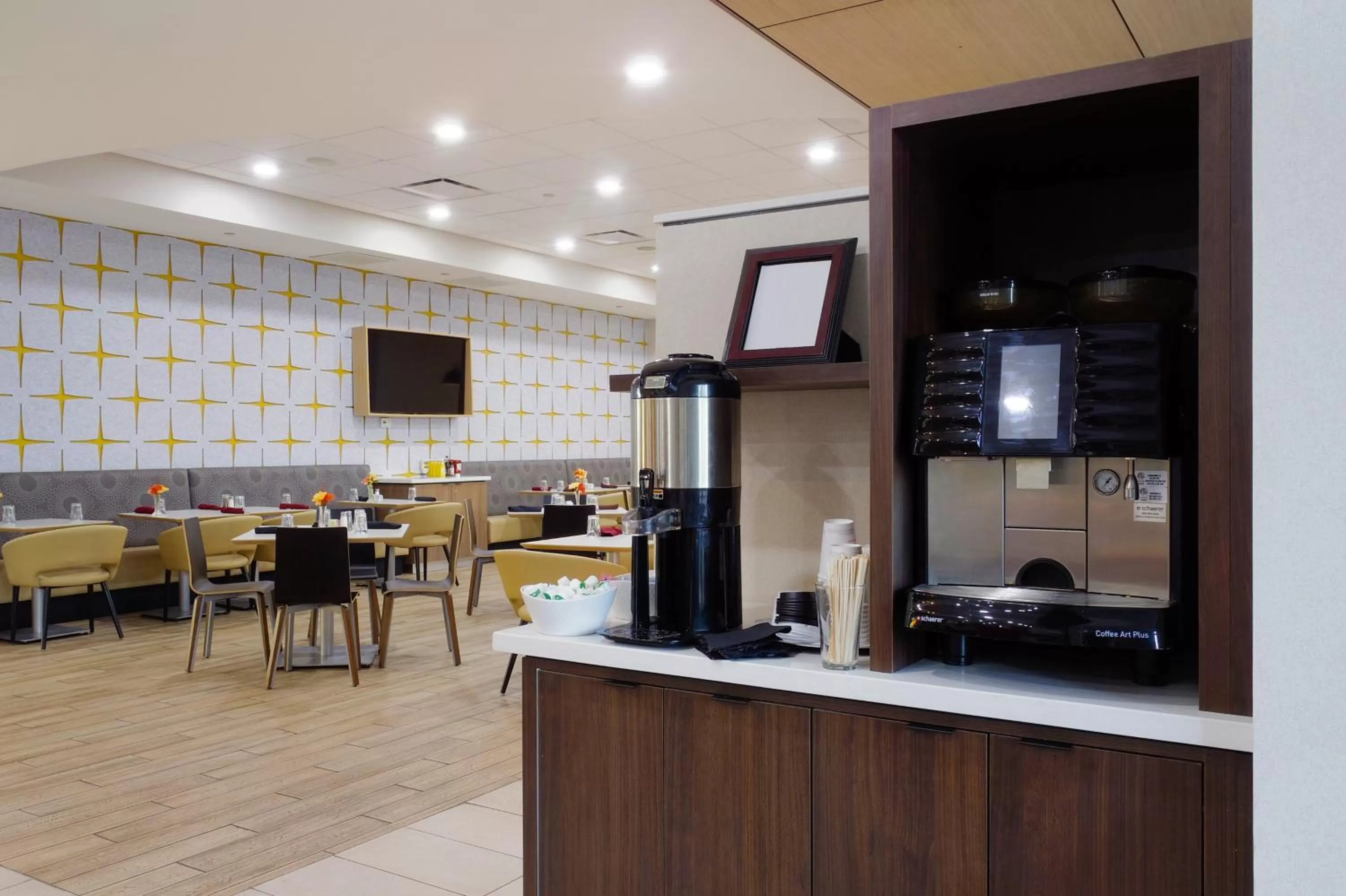 Photo of the whole room in Holiday Inn & Suites Phoenix Airport by IHG