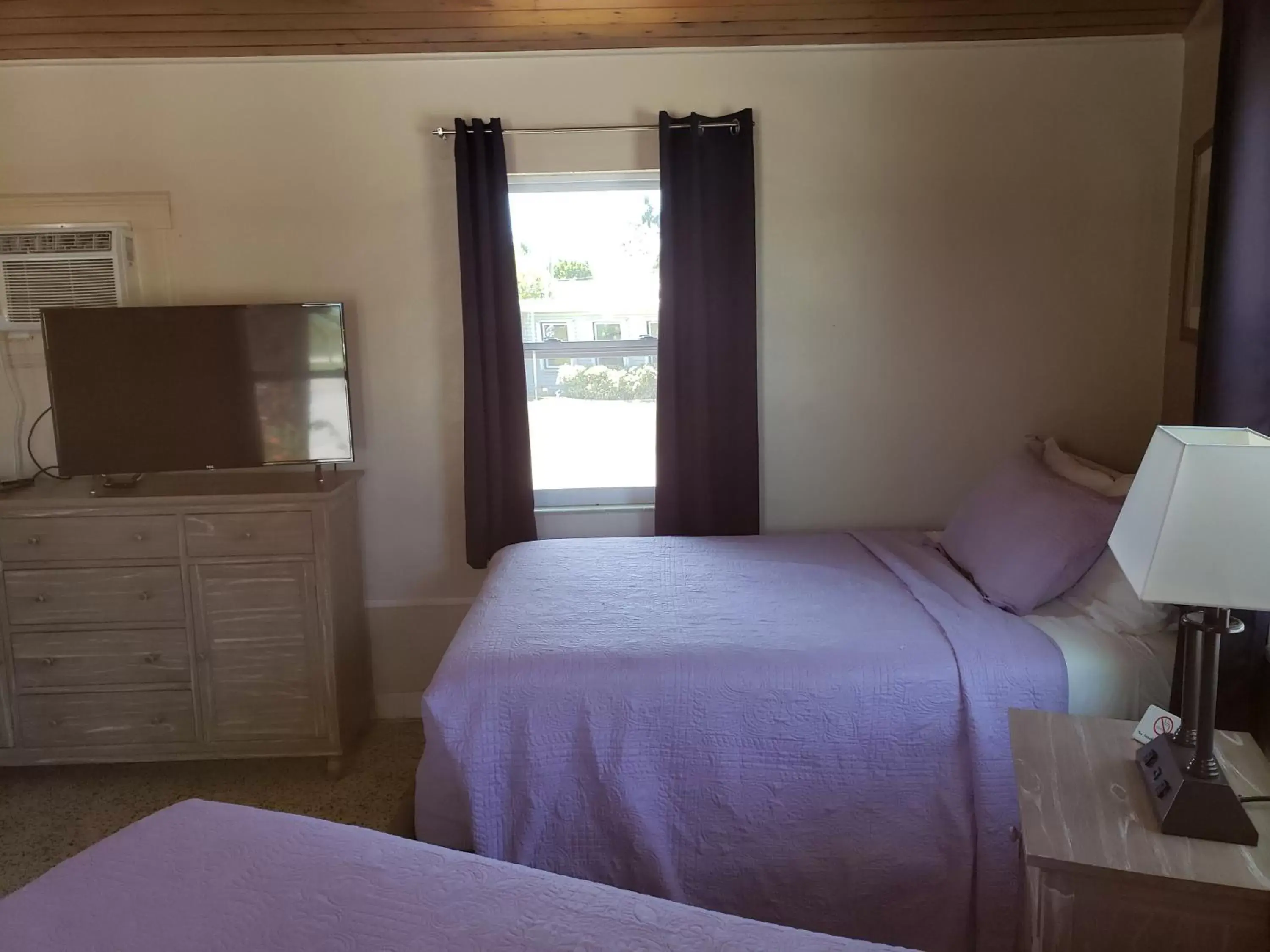 Bed in Siesta Motel Bed in Siesta Motel