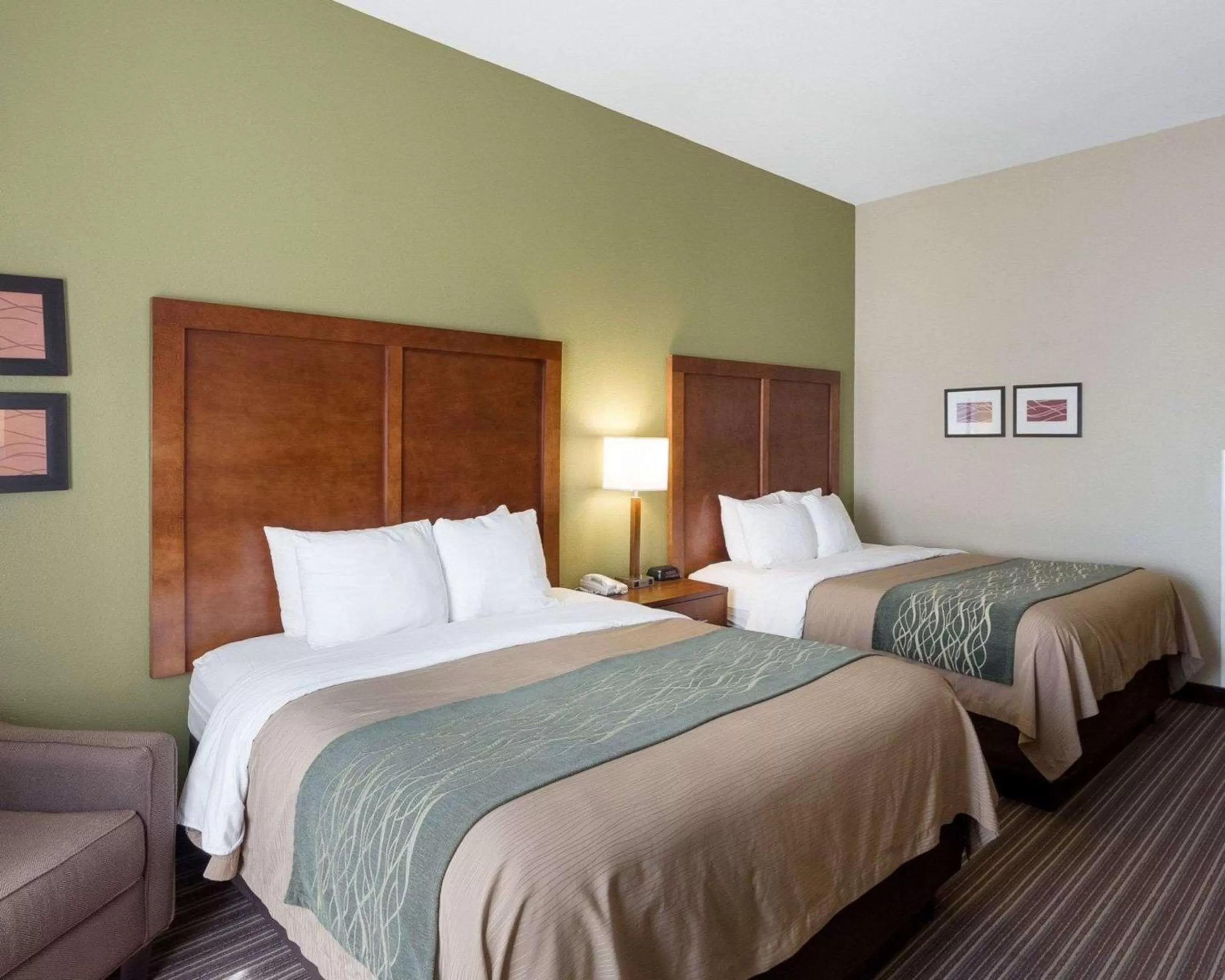 Photo of the whole room, Bed in Comfort Inn & Suites Fayetteville-University Area