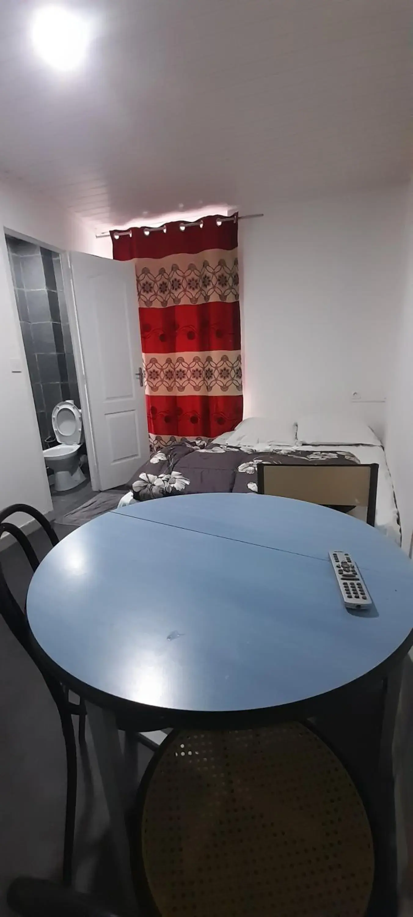 Photo of the whole room, Kitchen/Kitchenette in Hôtel des Andelys