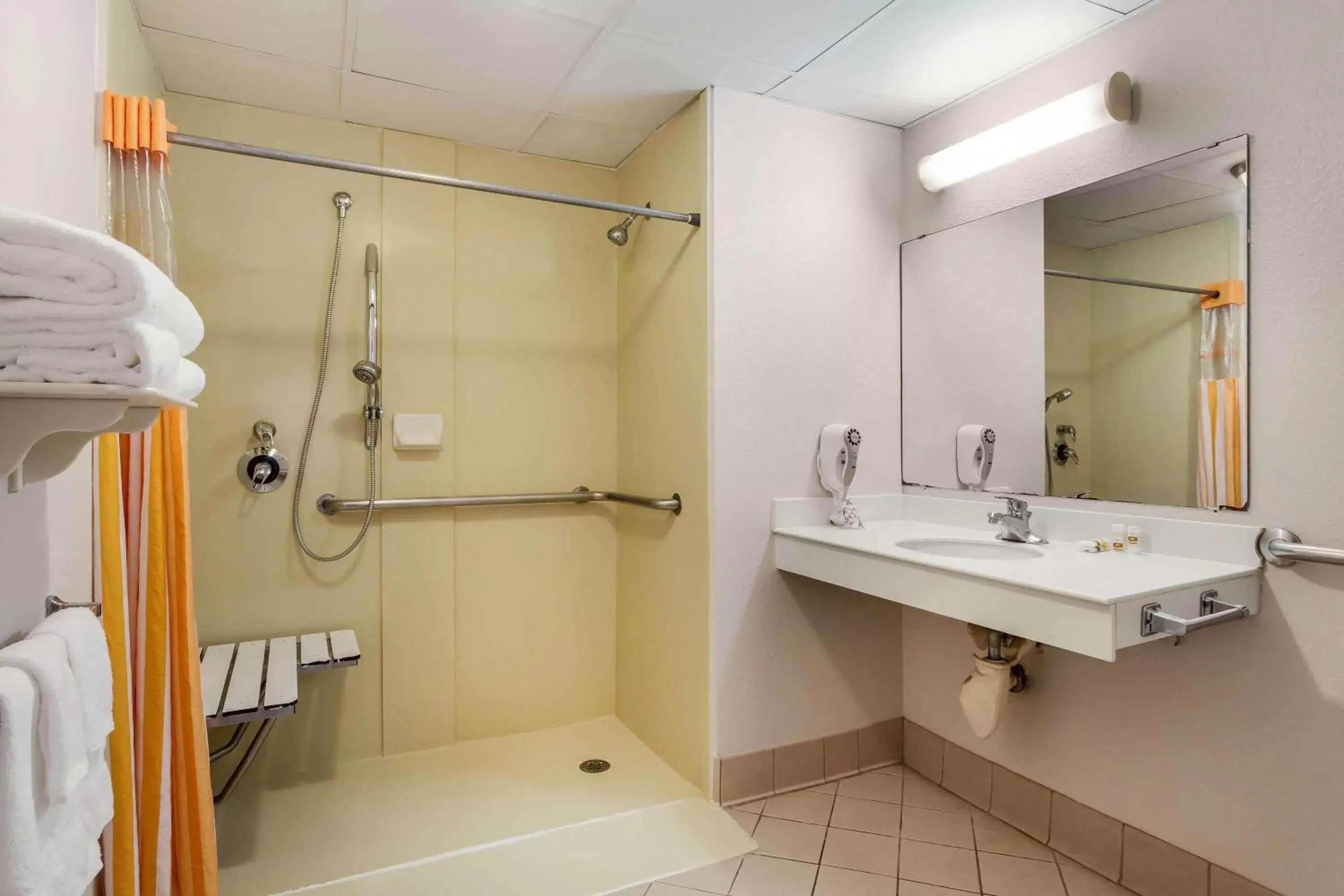 Bathroom in La Quinta by Wyndham St. Pete-Clearwater Airport