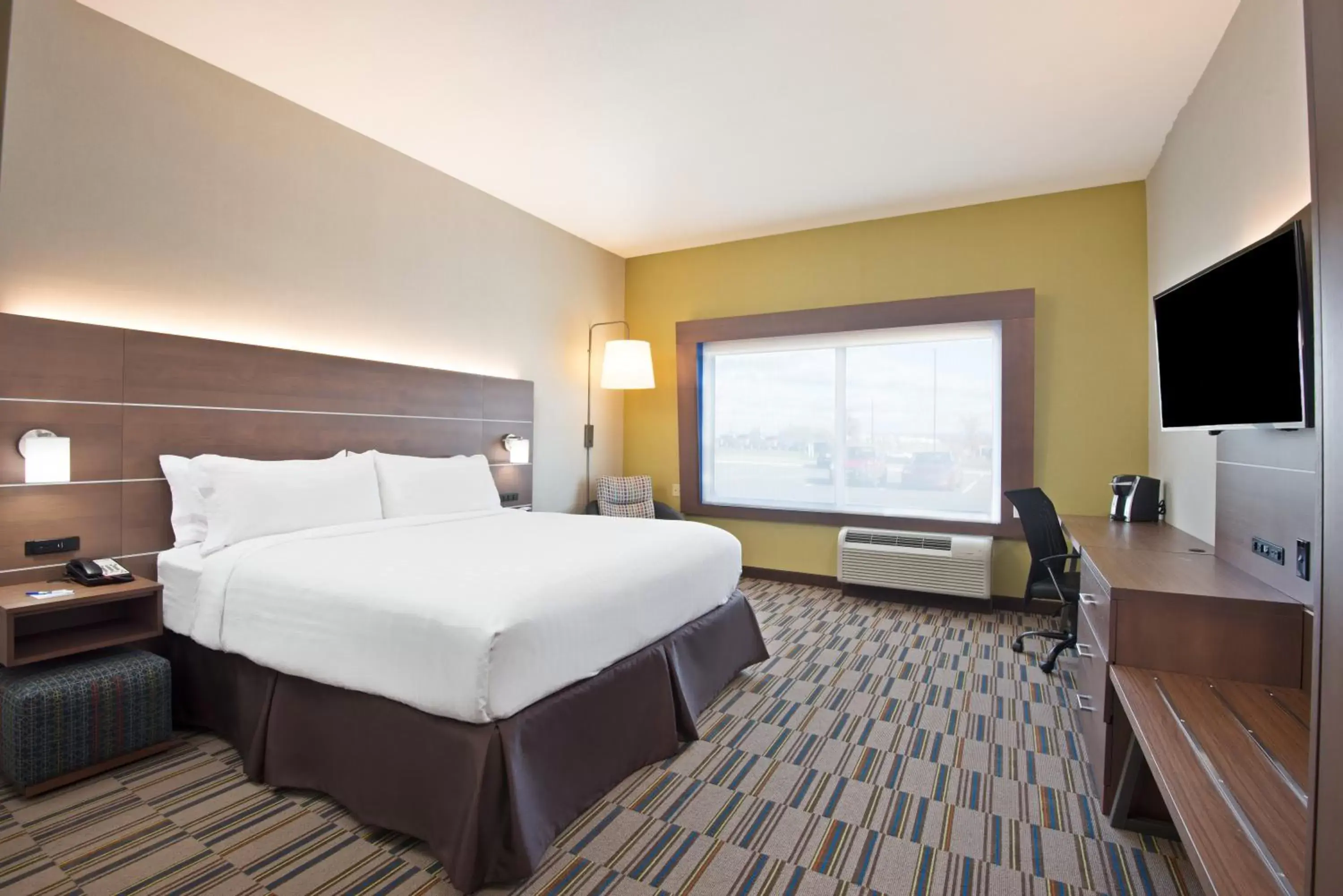Photo of the whole room, Bed in Holiday Inn Express & Suites Uniontown, an IHG Hotel