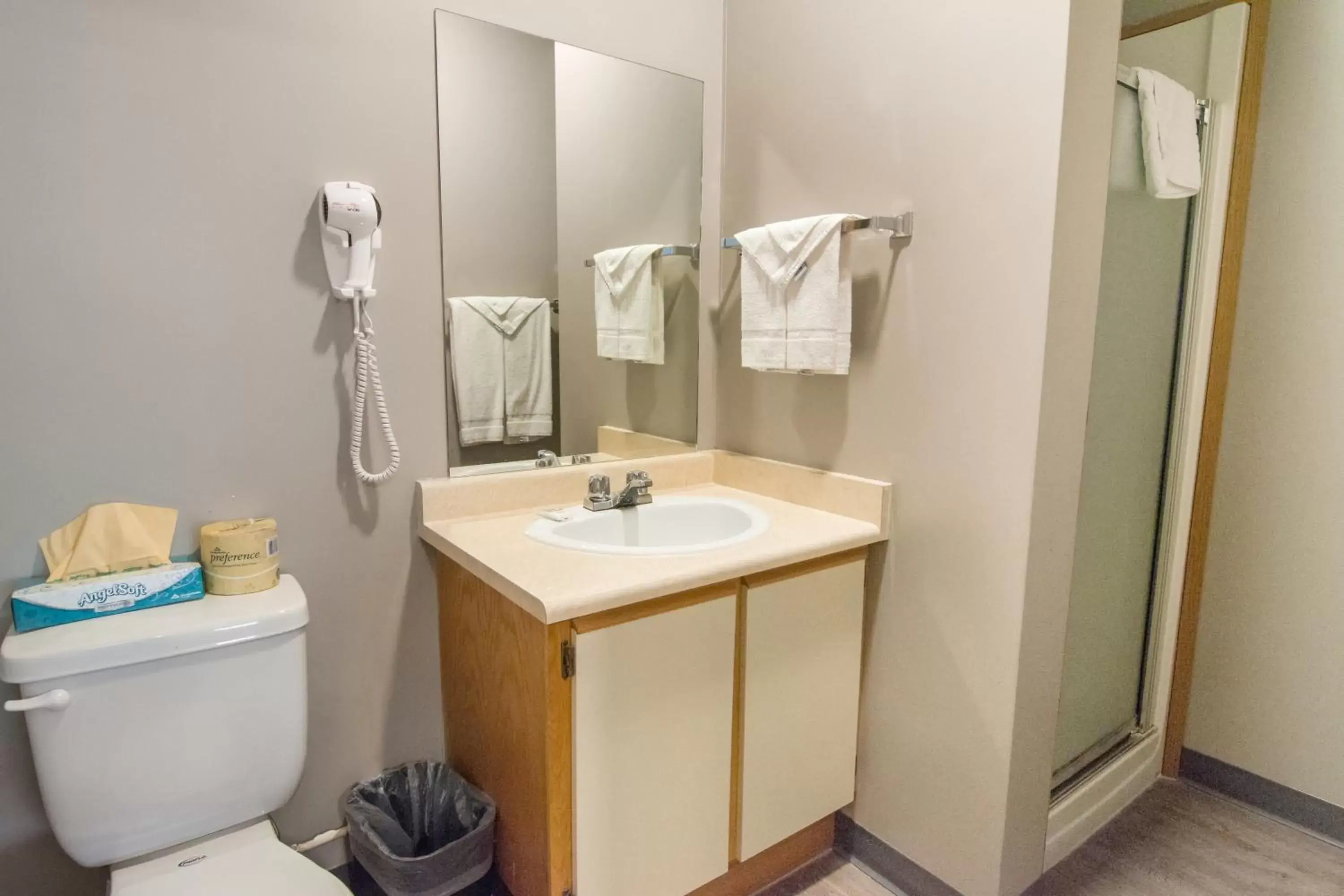 Bathroom in Motel 6-Saanichton, BC - Victoria Airport