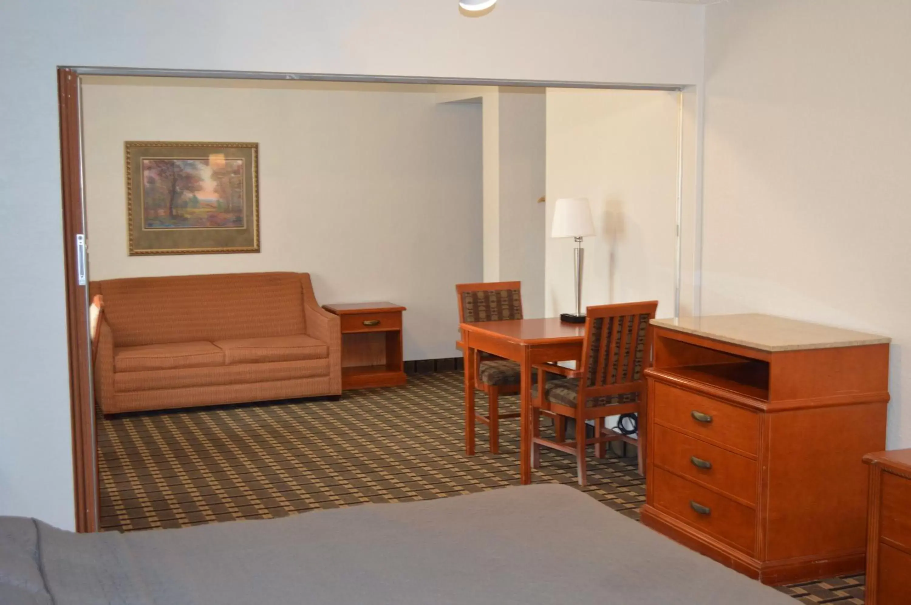 Living room, Seating Area in Americas Best Value Inn and Suites St. Cloud