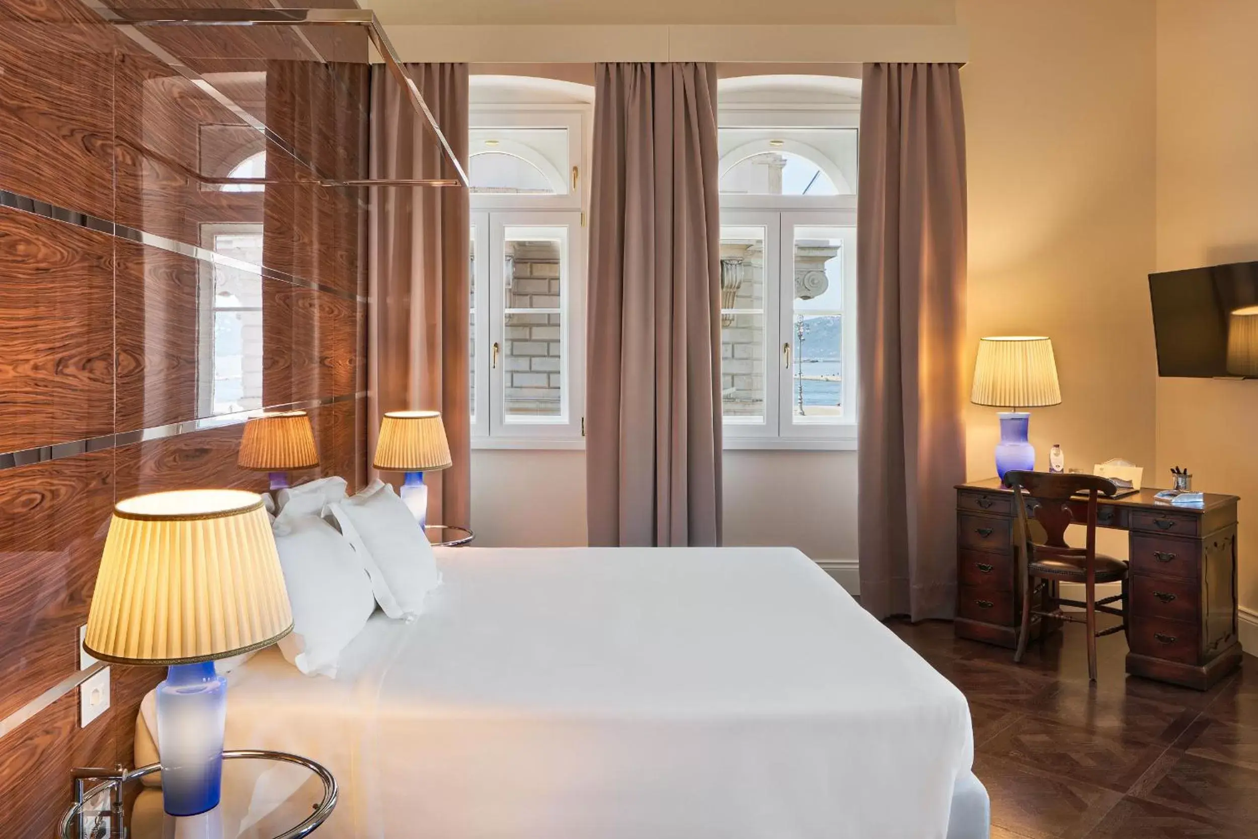 Photo of the whole room, Bed in Grand Hotel Duchi d'Aosta