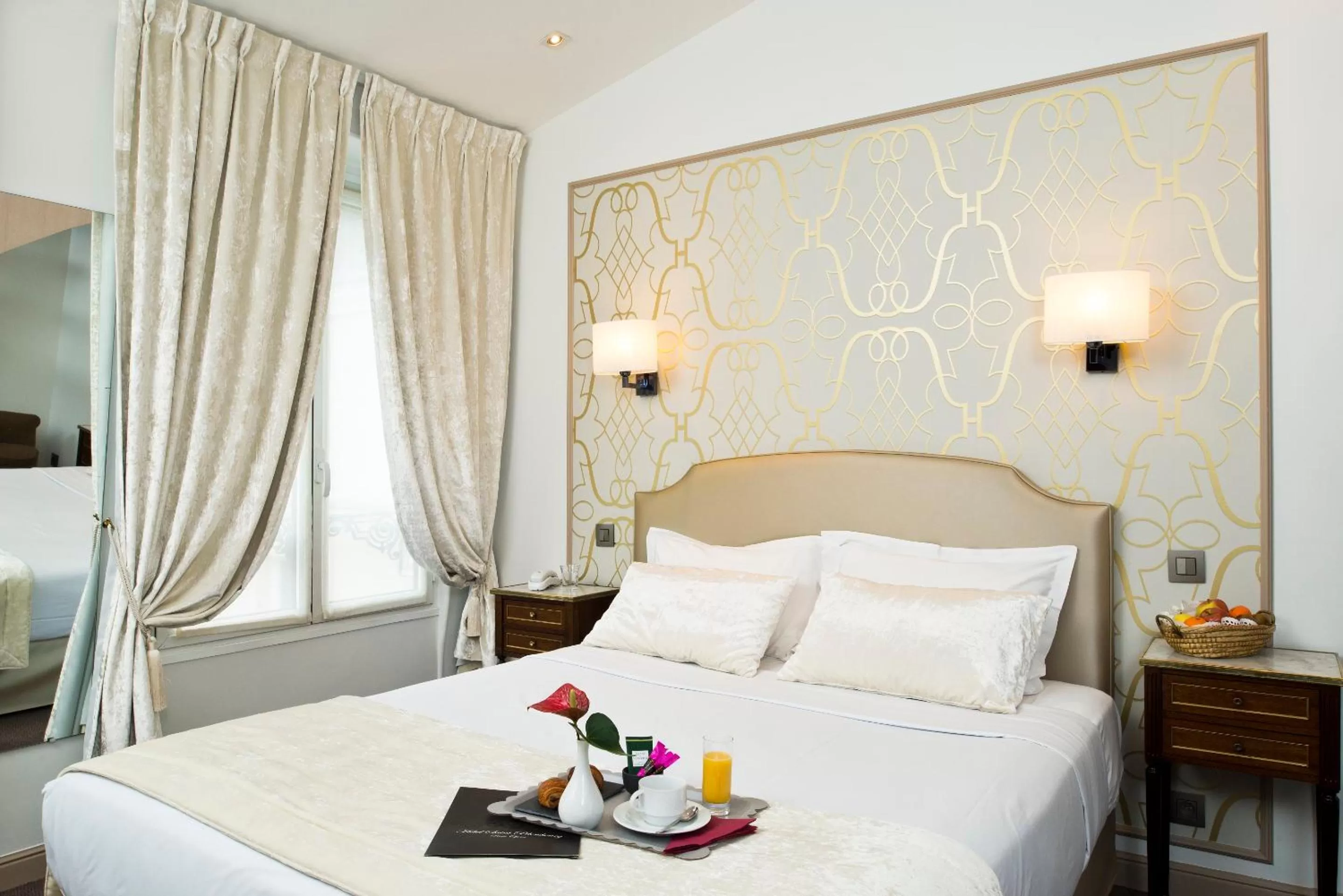 Bed in Hôtel Saint-Pétersbourg Opéra & Spa