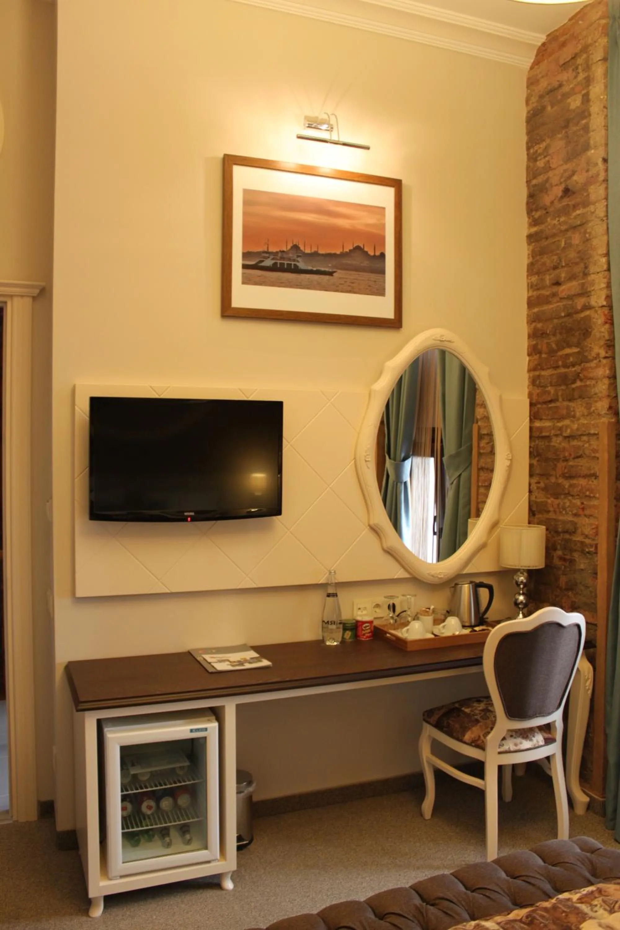 TV and multimedia in Collage Pera Hotel