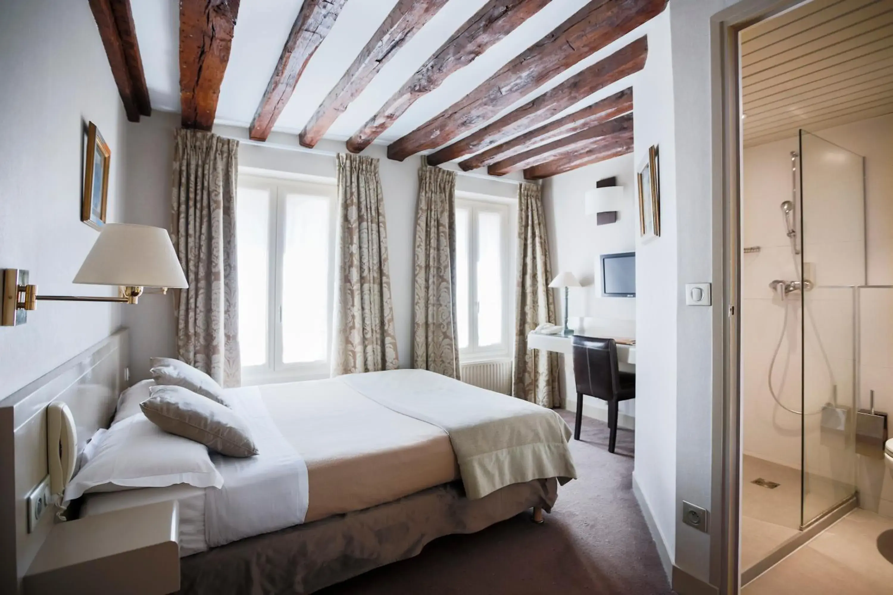 Photo of the whole room, Bed in HÃ´tel la Residence Du Berry