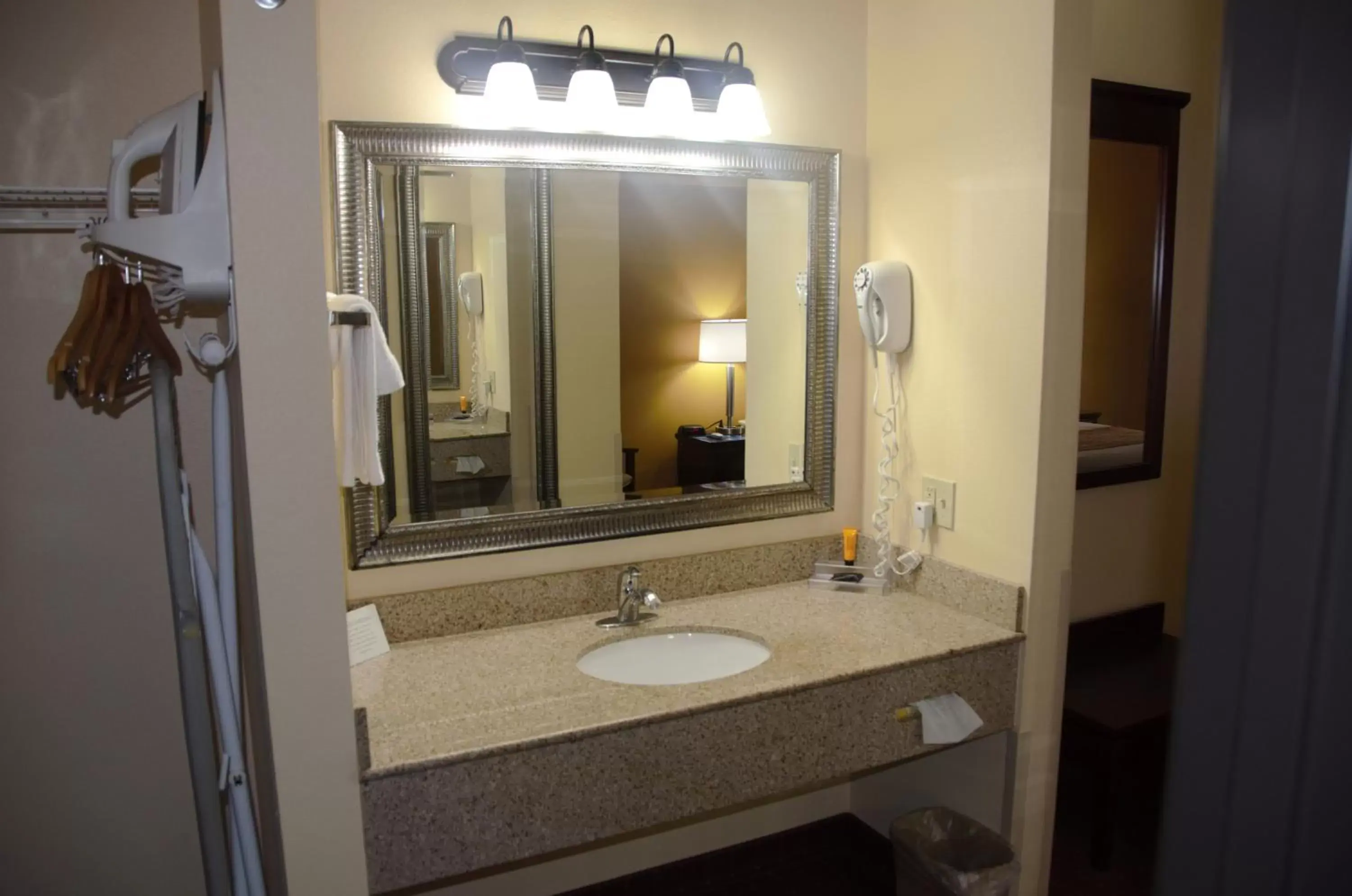 Bathroom in Americas Best Value Inn Saint Robert/Fort Leonard Wood