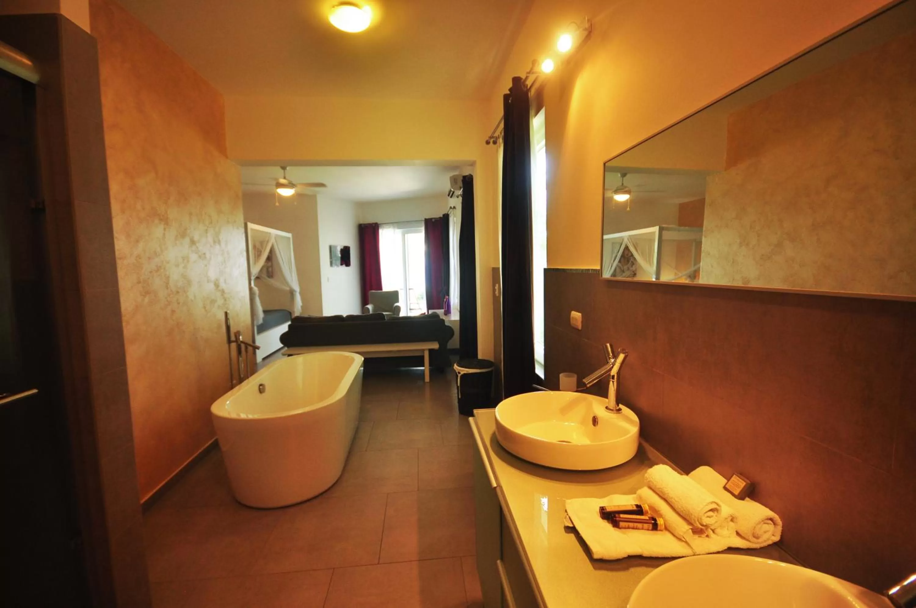 Hot Tub in Instyle Residences at Infiniti Blu