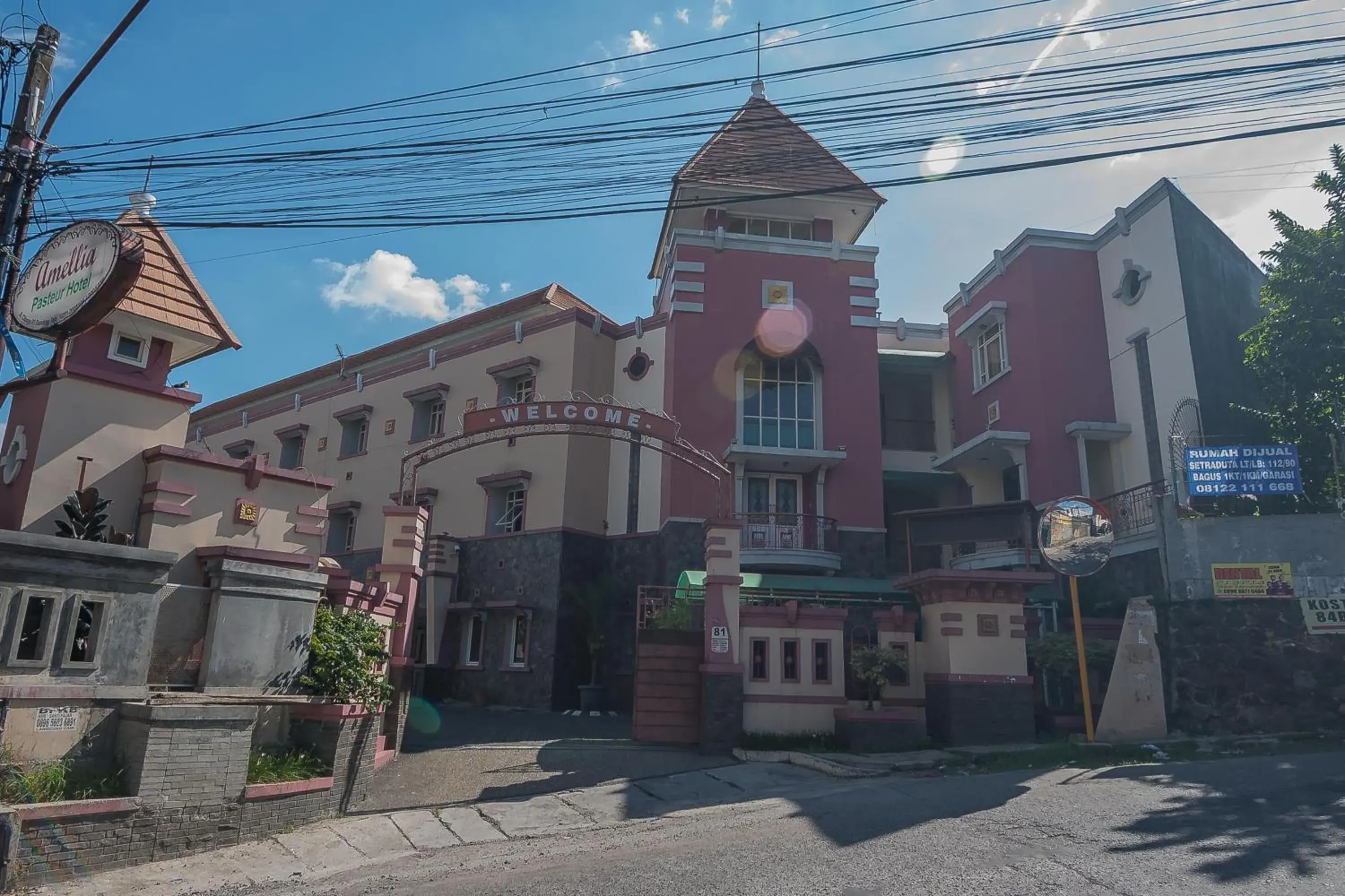 Property building in RedDoorz at Amellia Pasteur Bandung Property building in RedDoorz at Amellia Pasteur Bandung