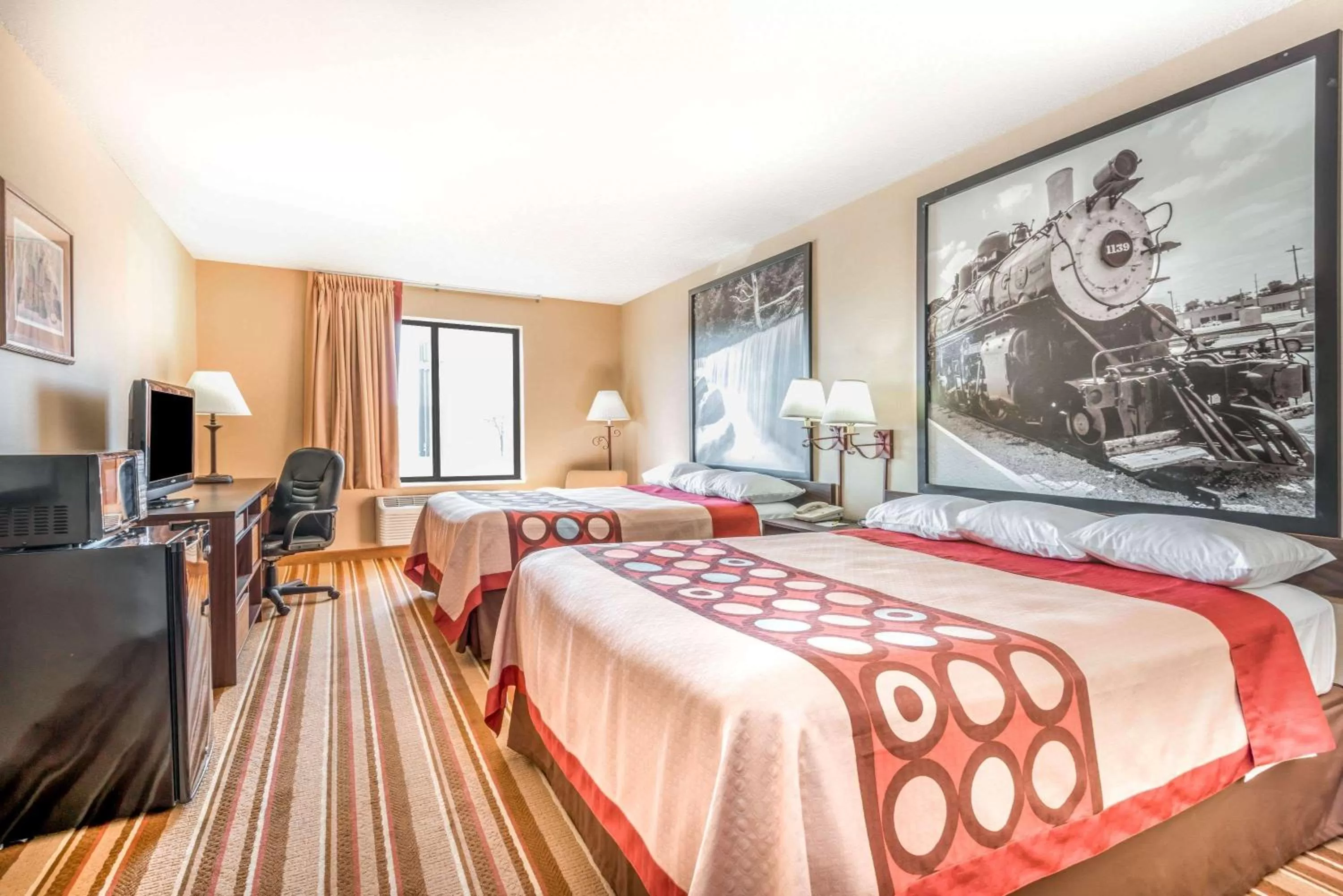 Photo of the whole room, Bed in Super 8 by Wyndham Salina I-70