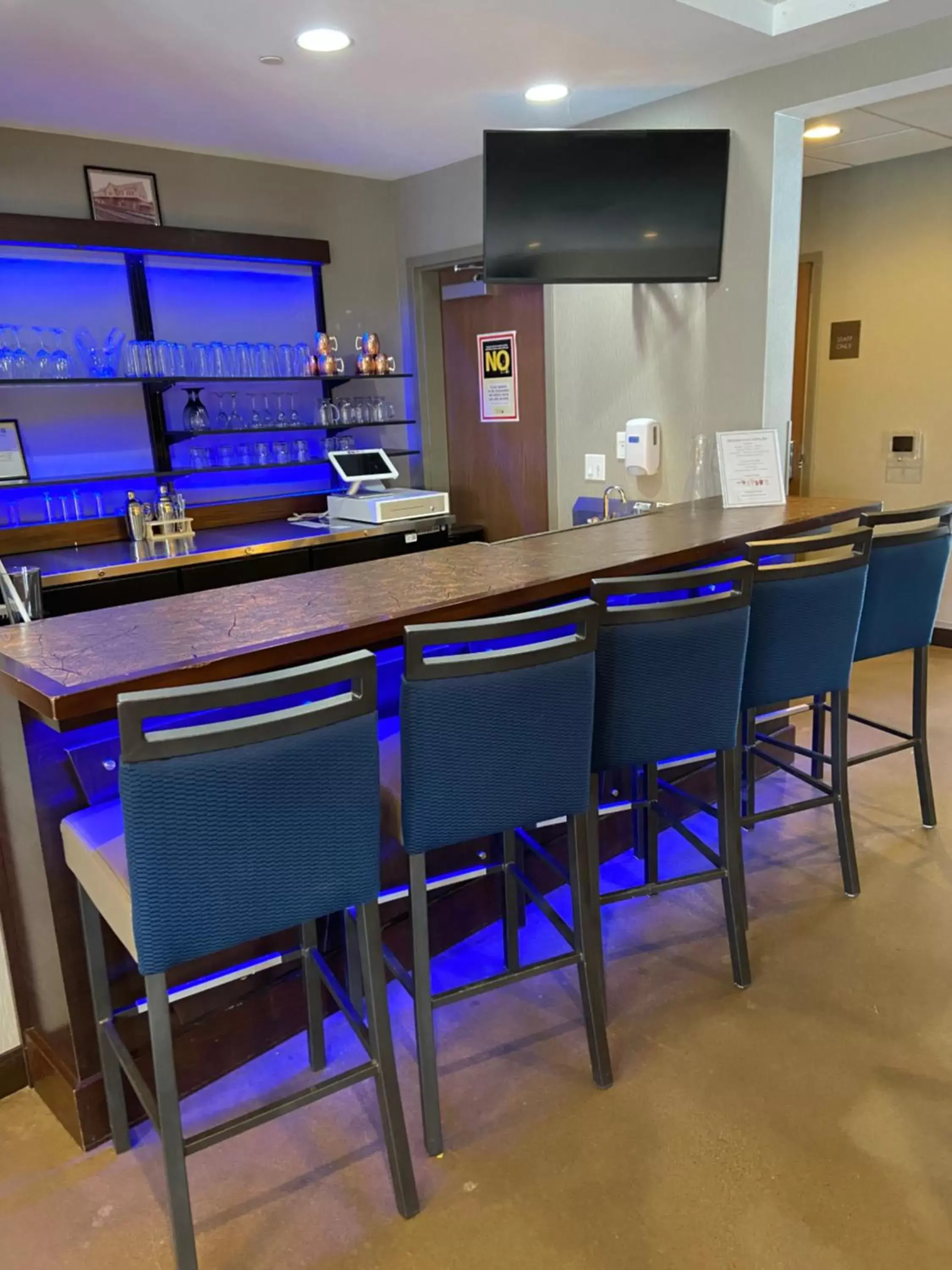Lounge or bar in Comfort Inn Connellsville Riverview Lounge or bar in Comfort Inn Connellsville Riverview