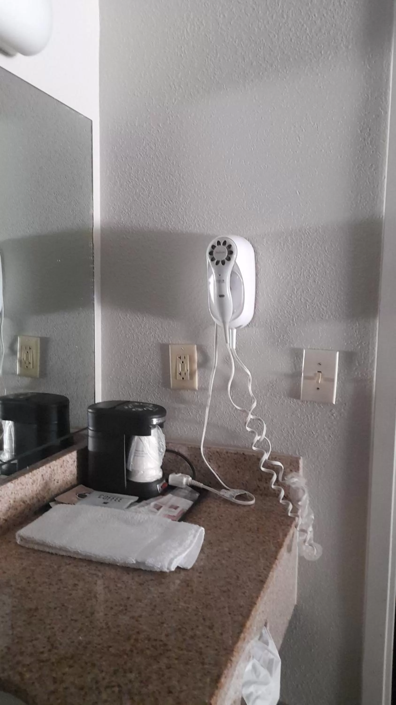 Coffee/tea facilities in Super 8 Motel by Wyndham near Fort Lauderdale Arpt