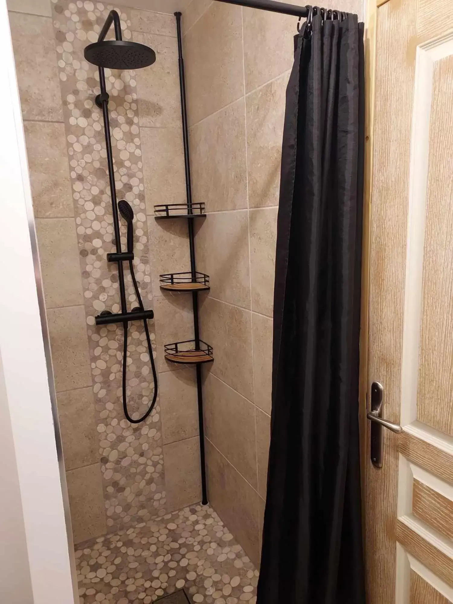Shower, Bathroom in maison d'hôtes labastide