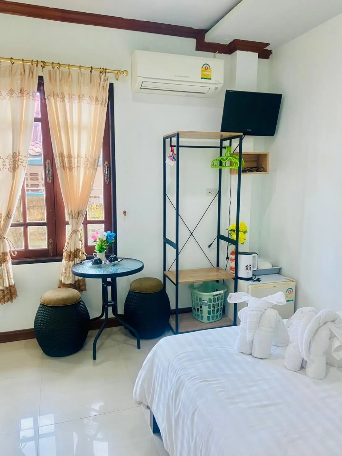 Property building, Bed in Lanta Grand House