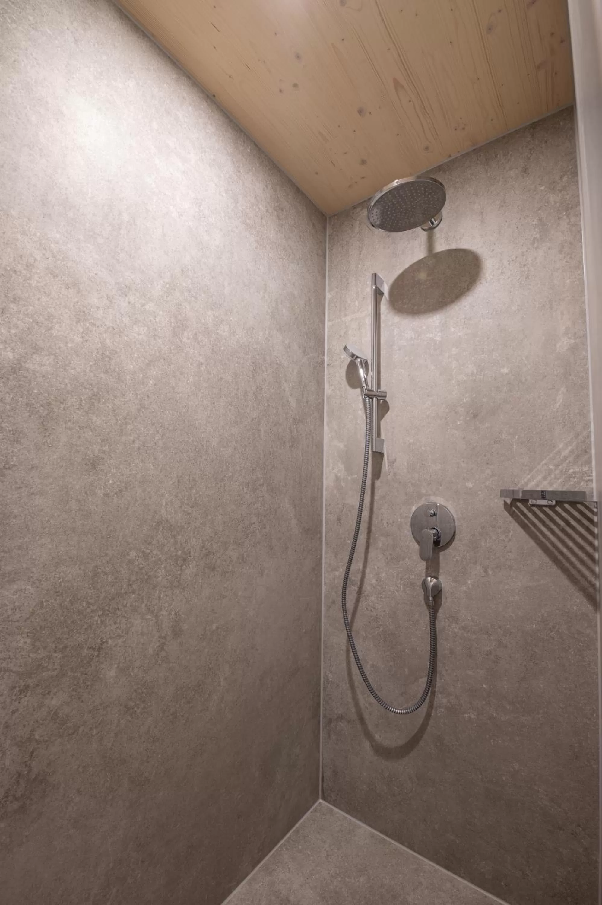 Shower in LANDHOTEL ALTE ZOLLSTATION- Historical Building