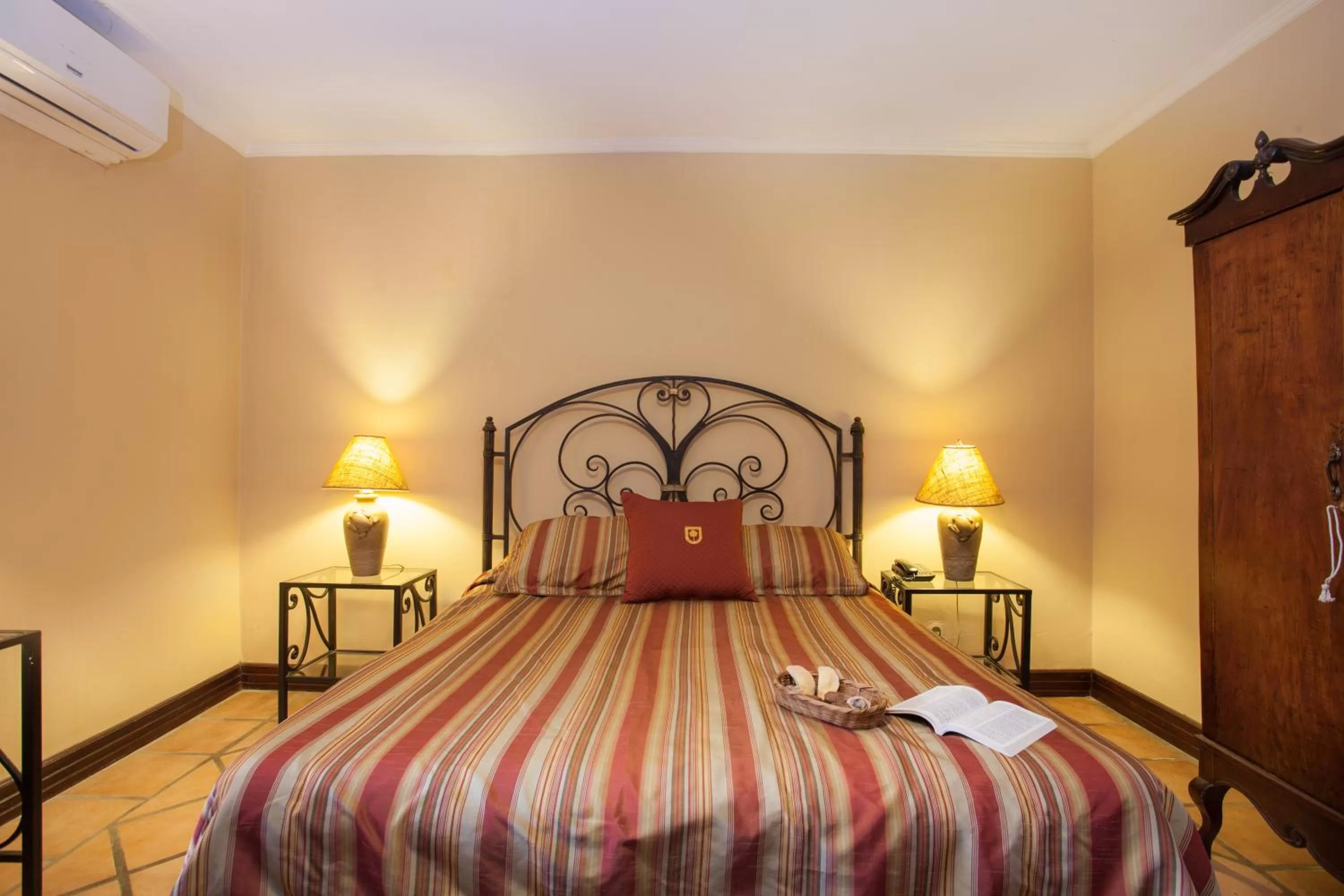 Bedroom, Bed in Hotel Los Robles, Managua, Nicaragua