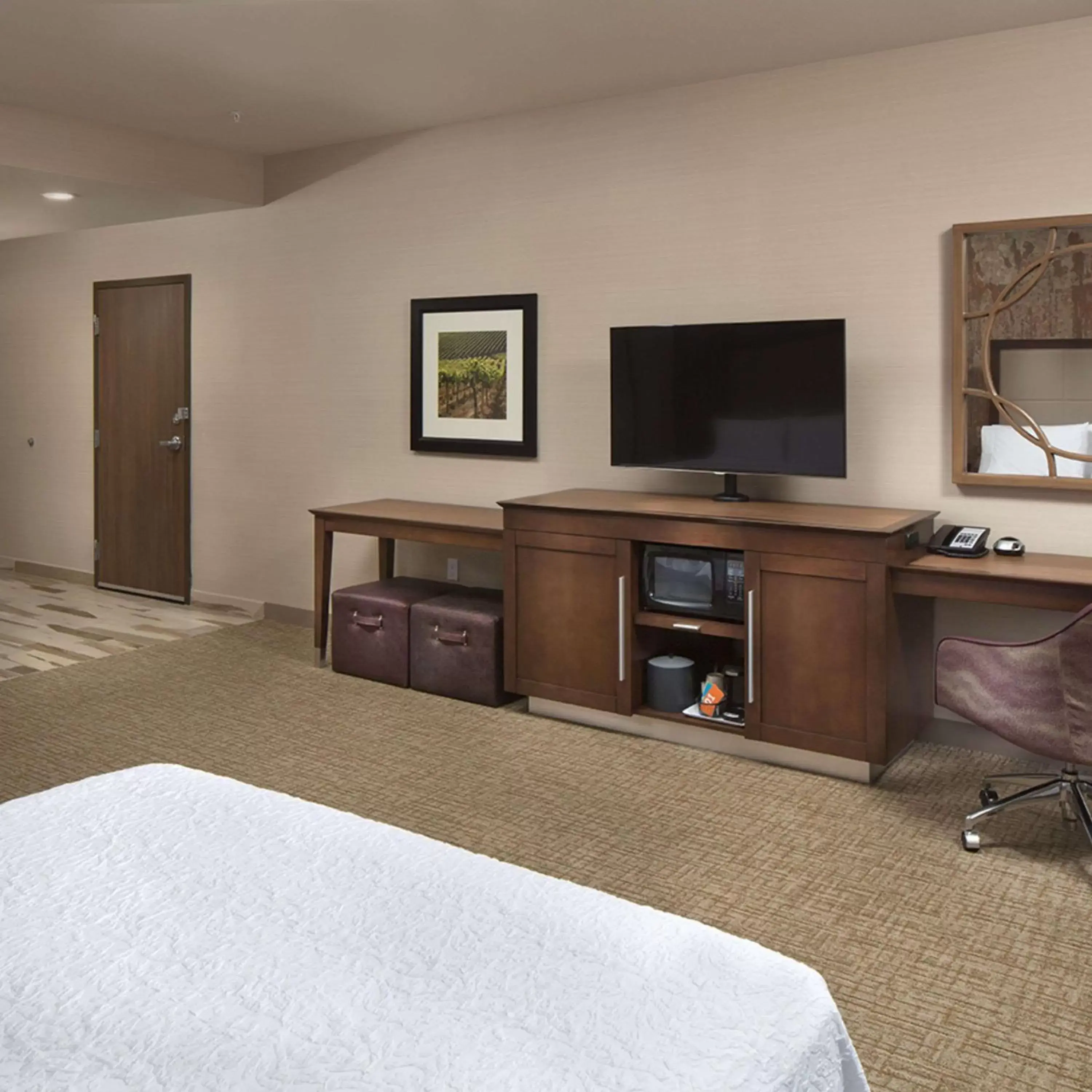 Bedroom, TV/Entertainment Center in Hampton Inn & Suites Murrieta