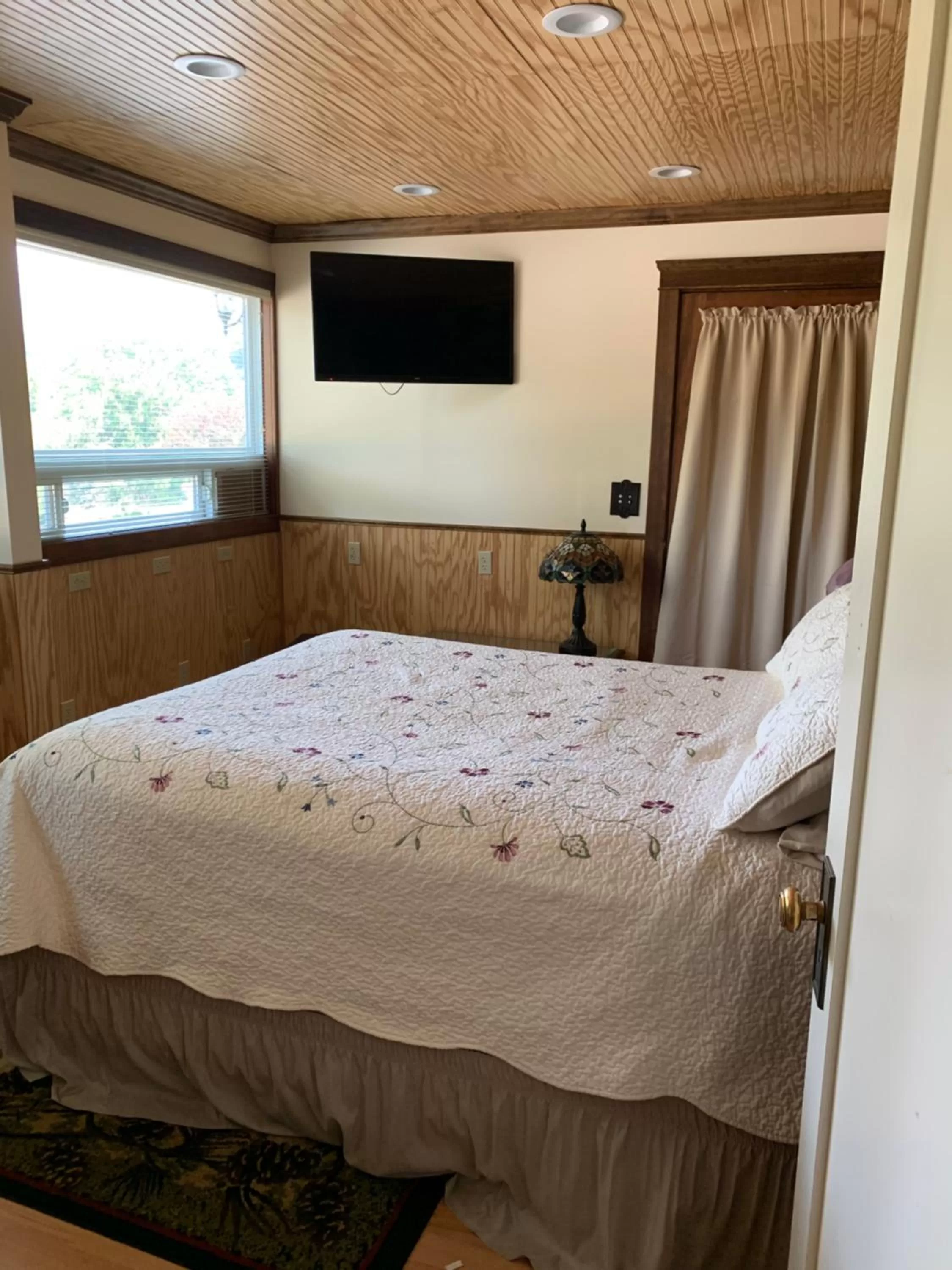 Bed in Mount Shasta Ranch Bed and Breakfast