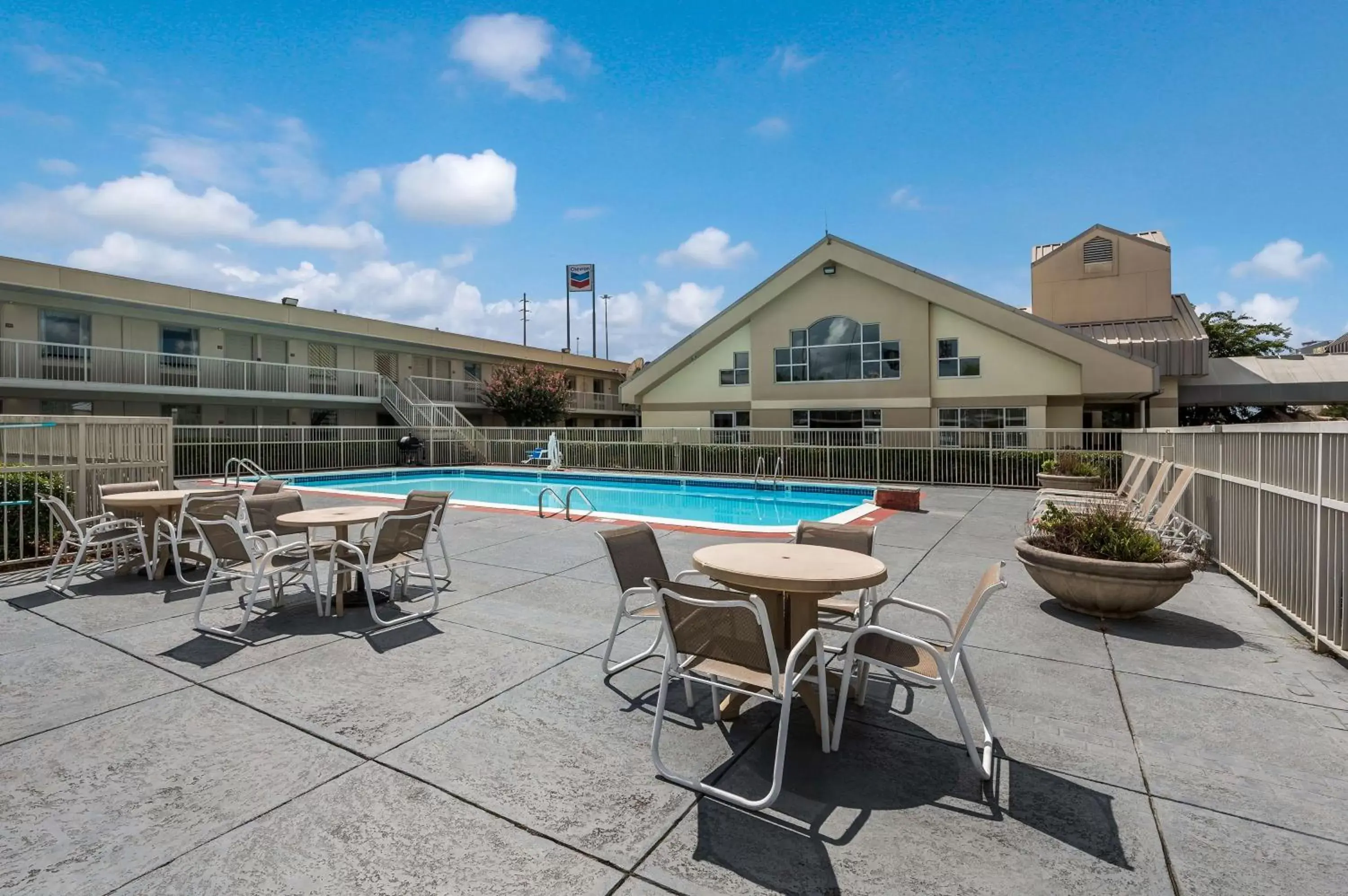 Pool view, Swimming Pool in Best Western University Inn