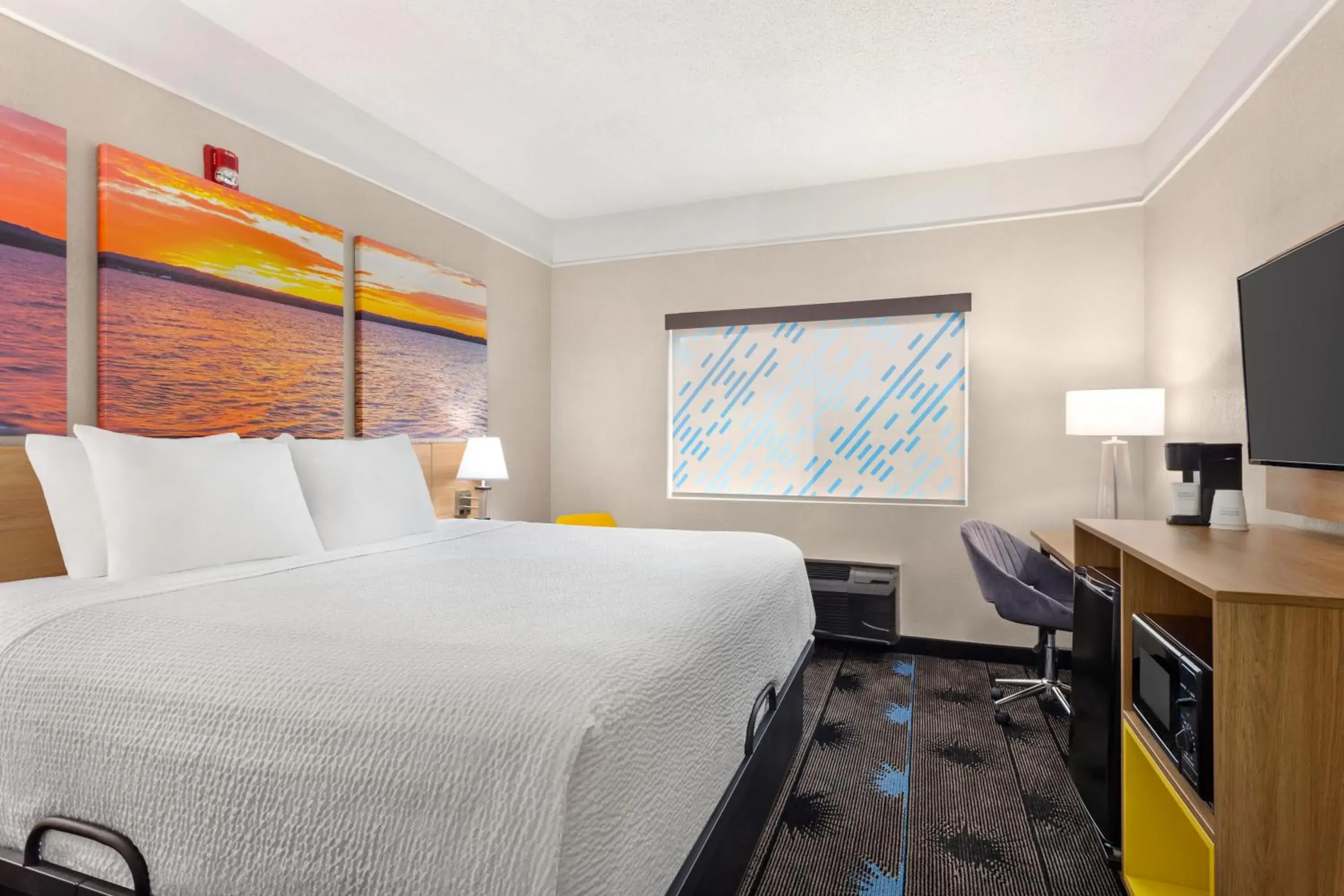 Photo of the whole room, Bed in Days Inn by Wyndham Kansas City International Airport