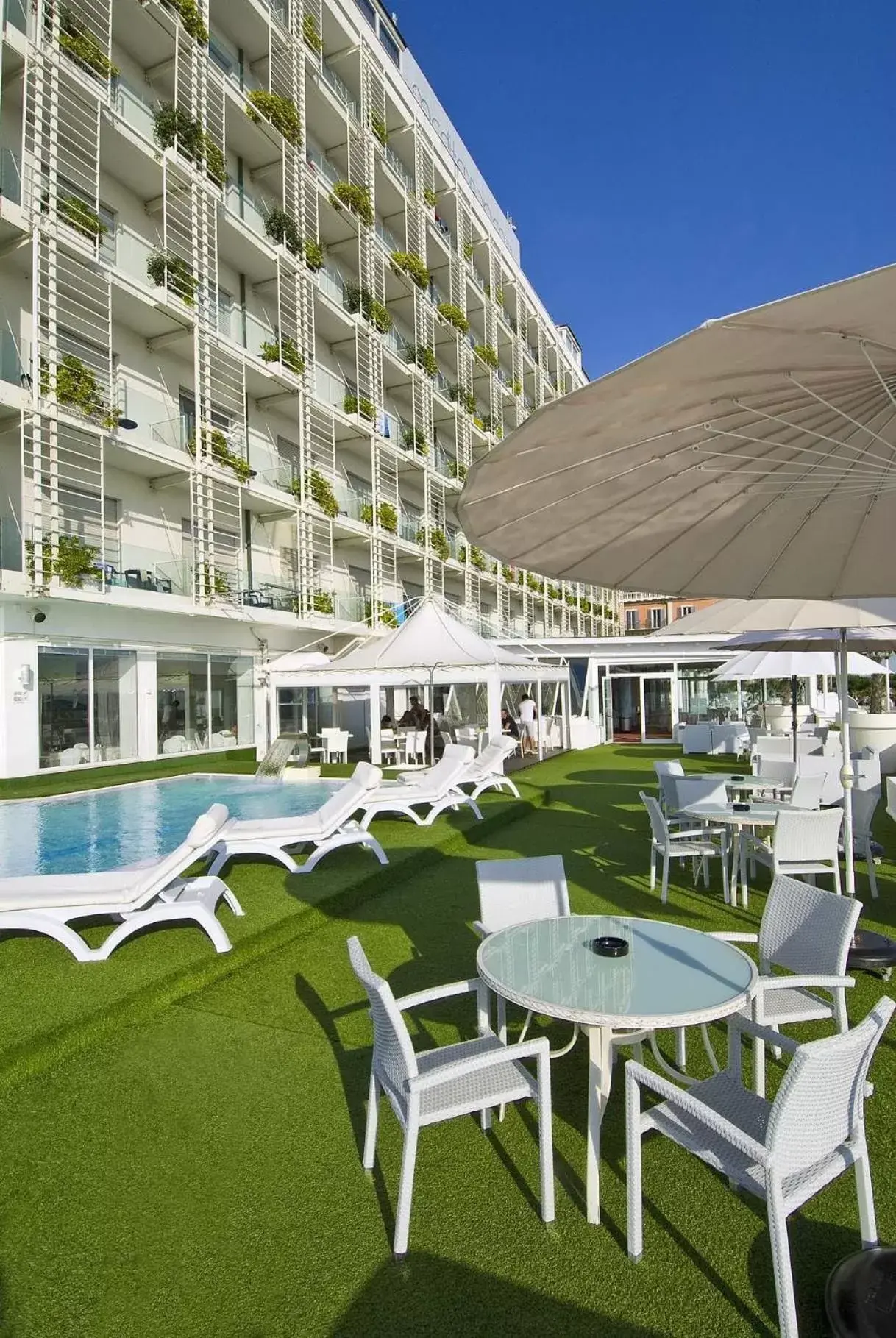 Solarium, Swimming Pool in Hotel Mediterraneo