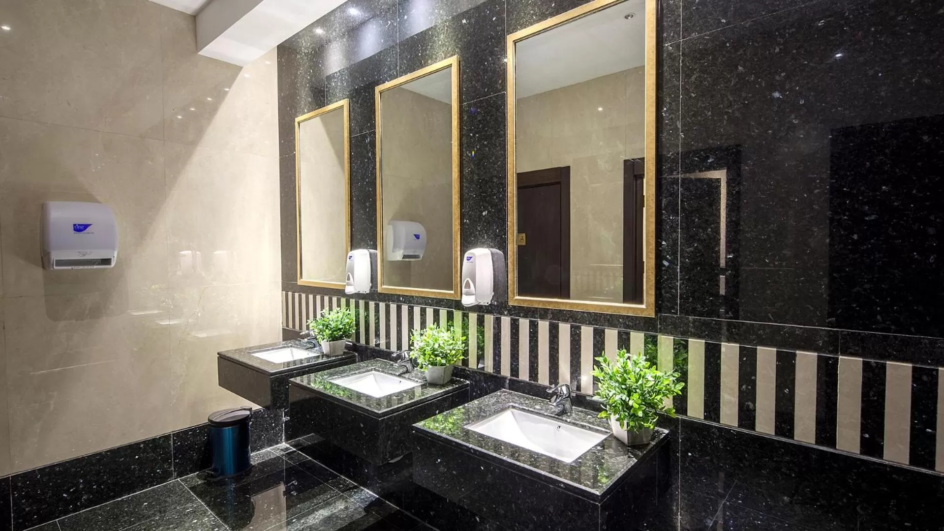 Bathroom in Western Lamar Hotel