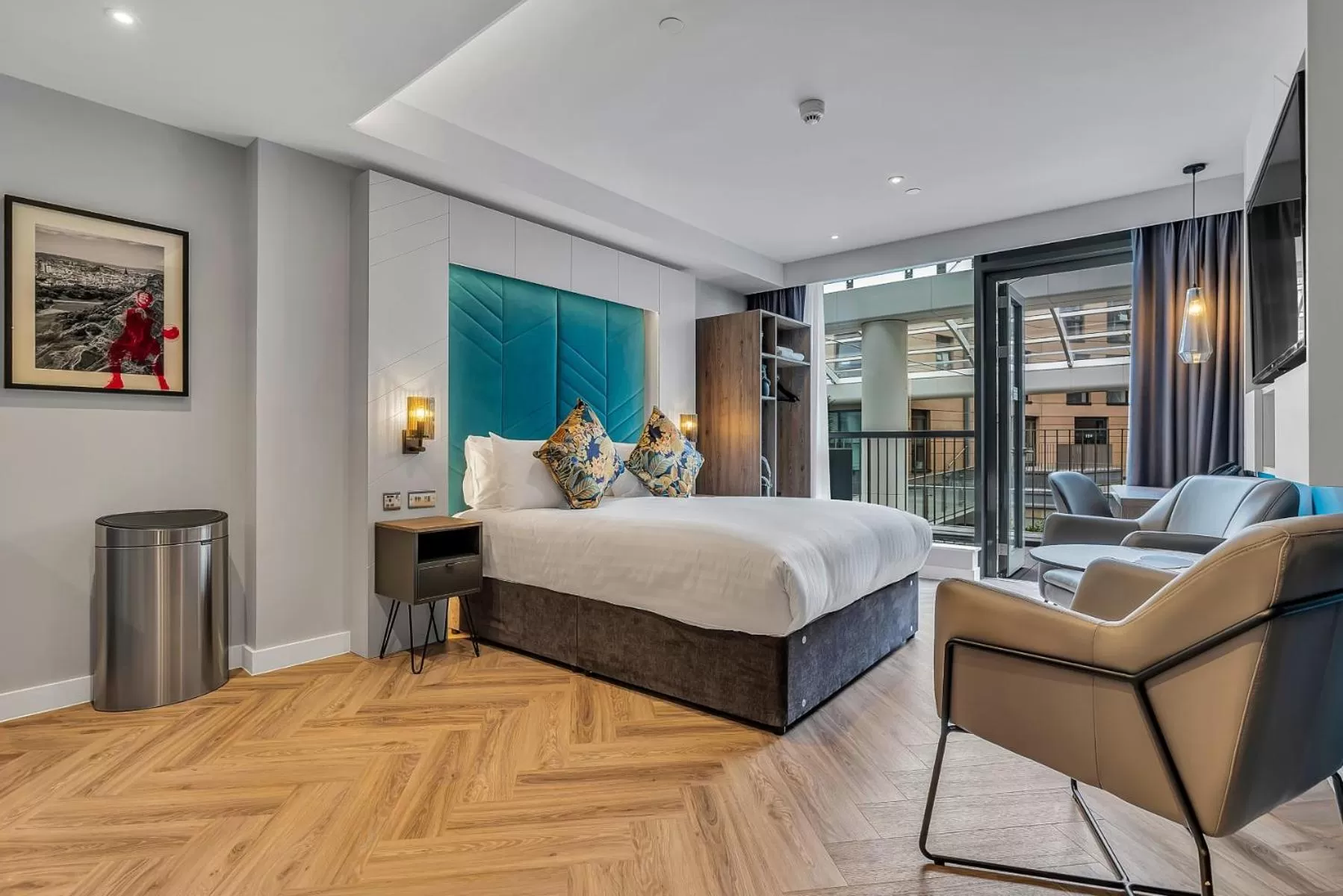 Photo of the whole room, Bed in Roomzzz Edinburgh