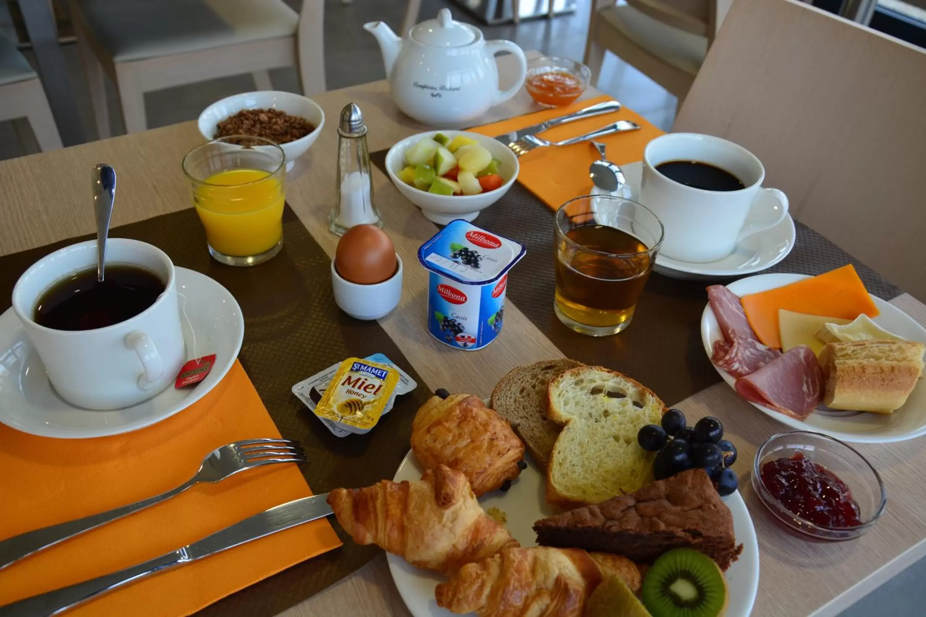 Breakfast in Logis hôtel - La Chambre D'Amiens