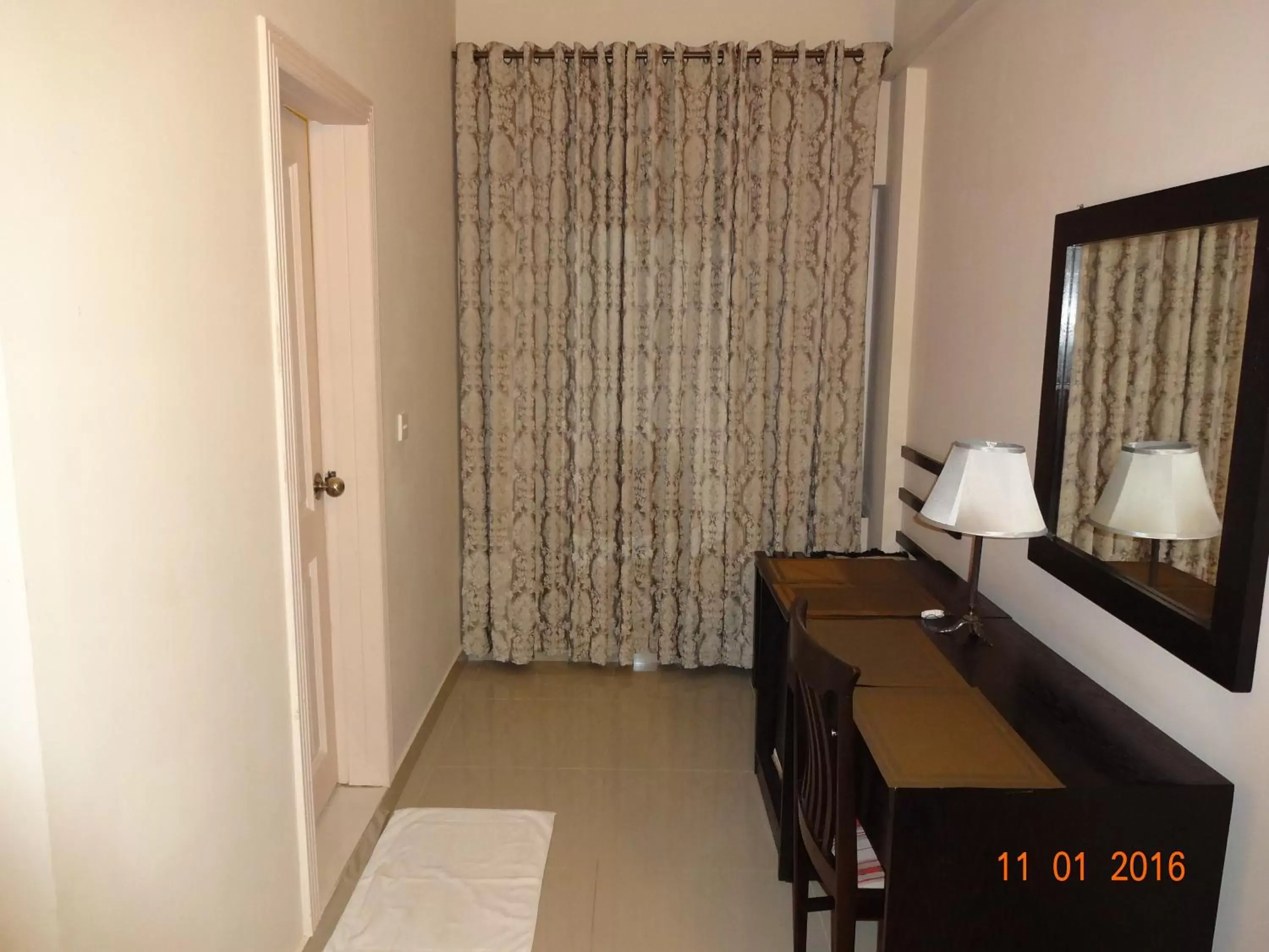 Dining area, TV/Entertainment Center in Jasmine Inn