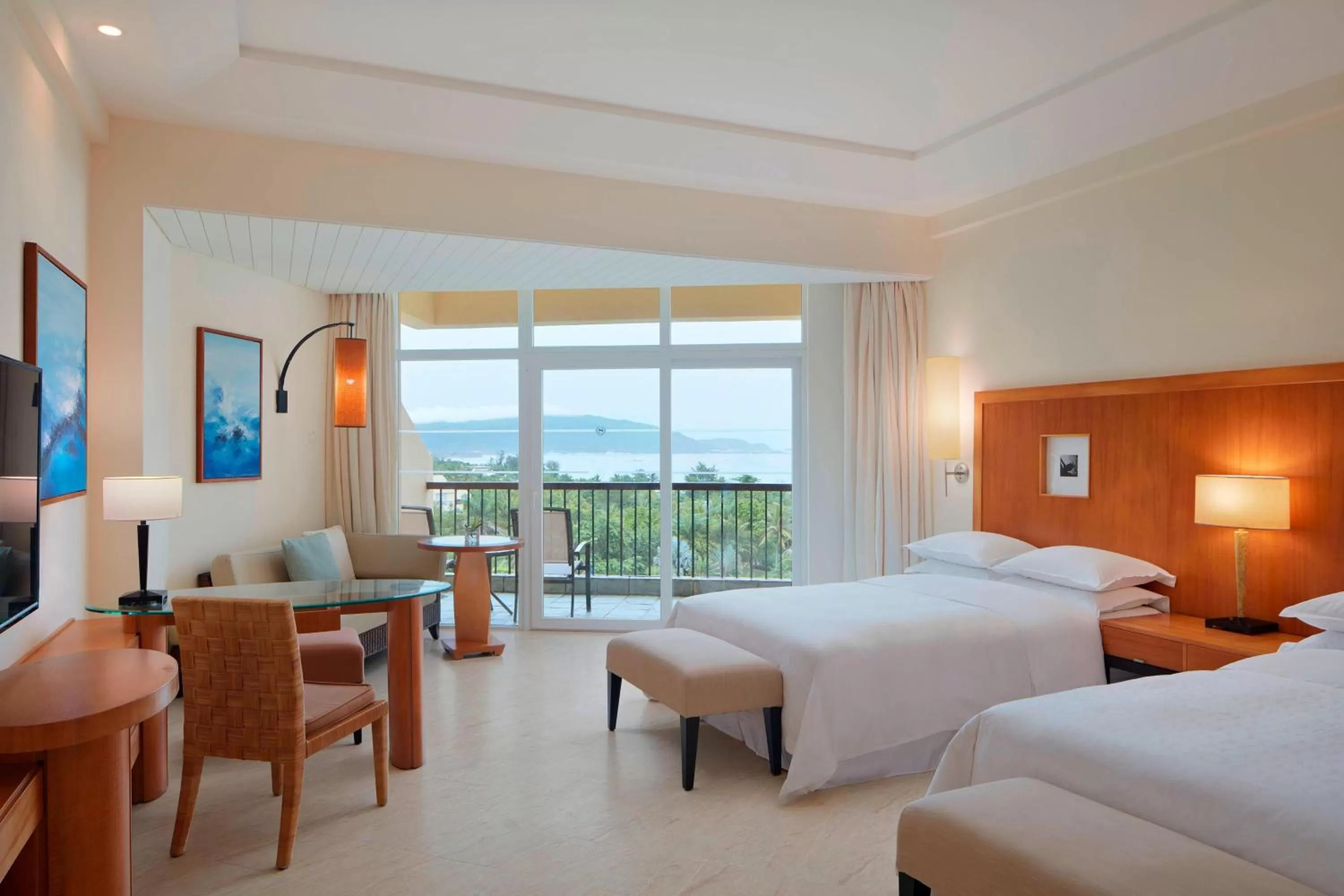 Photo of the whole room, Bed in Sheraton Sanya Yalong Bay Resort